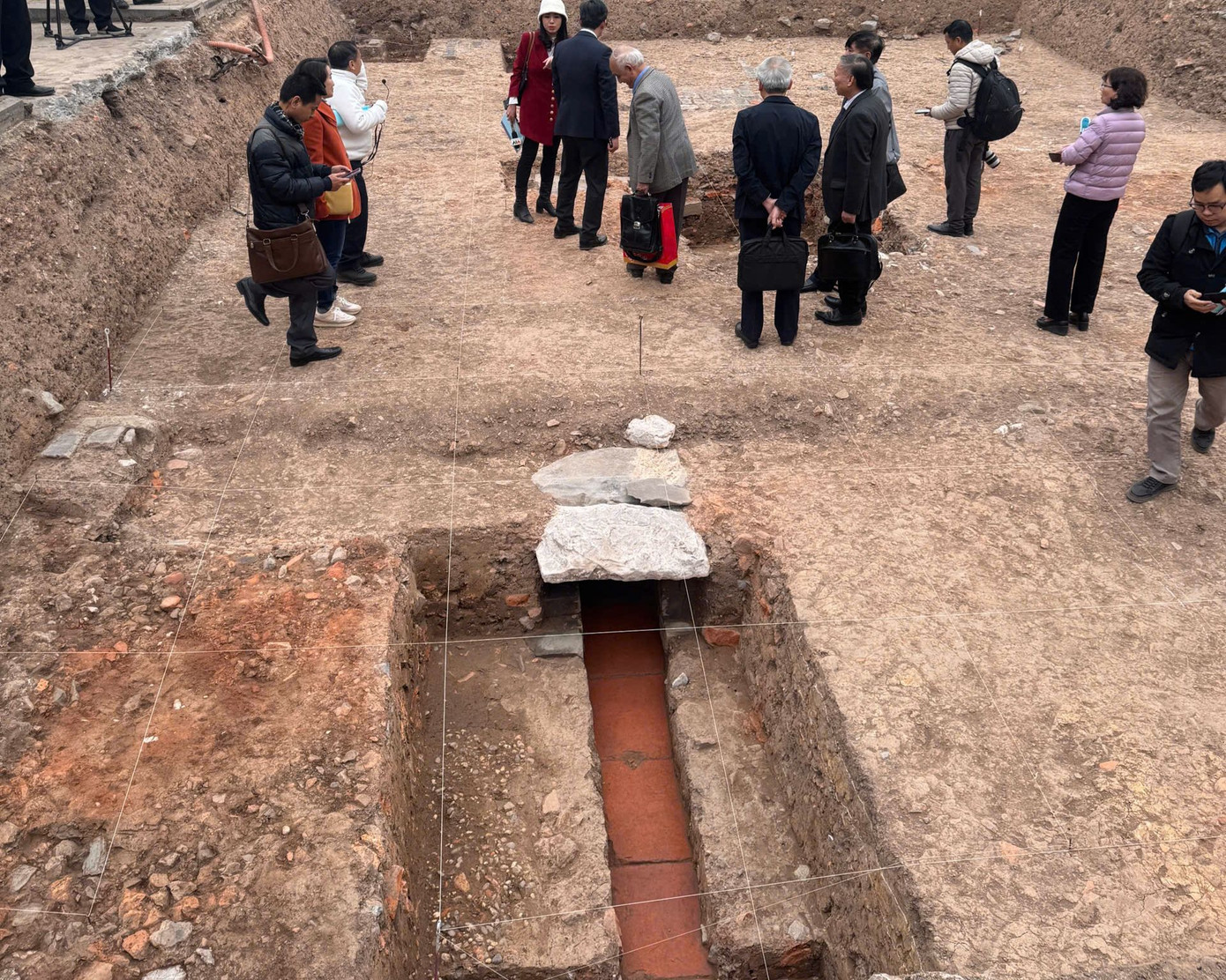 Phát lộ cống ngầm khá lớn dưới đường Ngự Đạo là điểm nổi bật của cuộc khai quật thăm dò khu vực Chính điện Kính Thiên năm 2024.