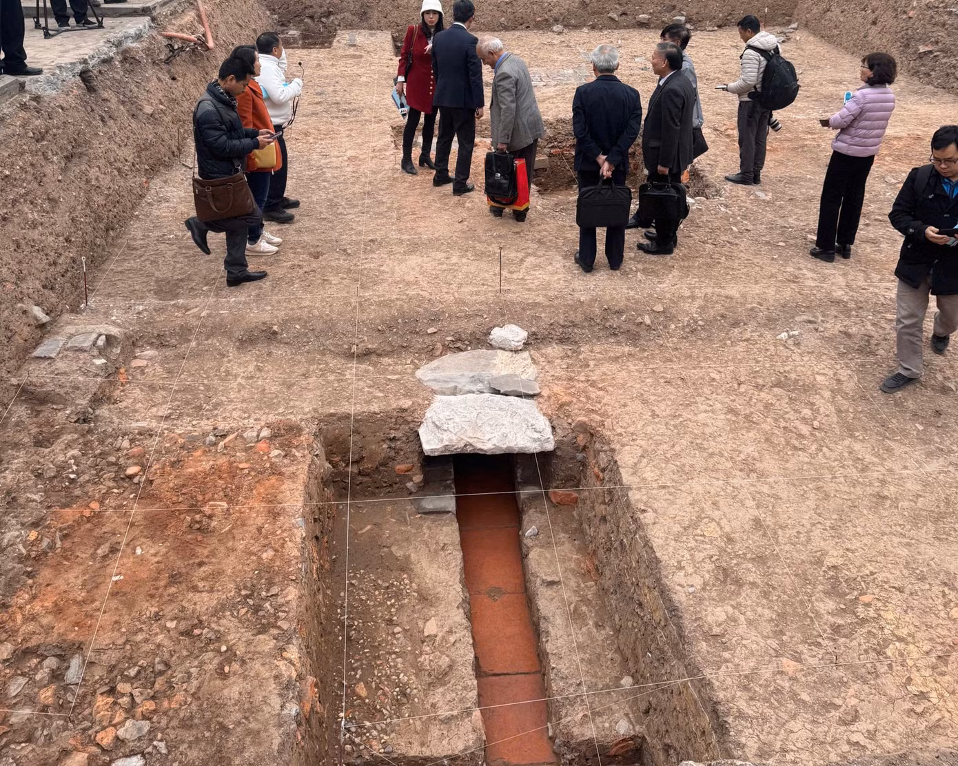 Phát lộ cống ngầm khá lớn dưới đường Ngự Đạo là điểm nổi bật của cuộc khai quật thăm dò khu vực Chính điện Kính Thiên năm 2024.