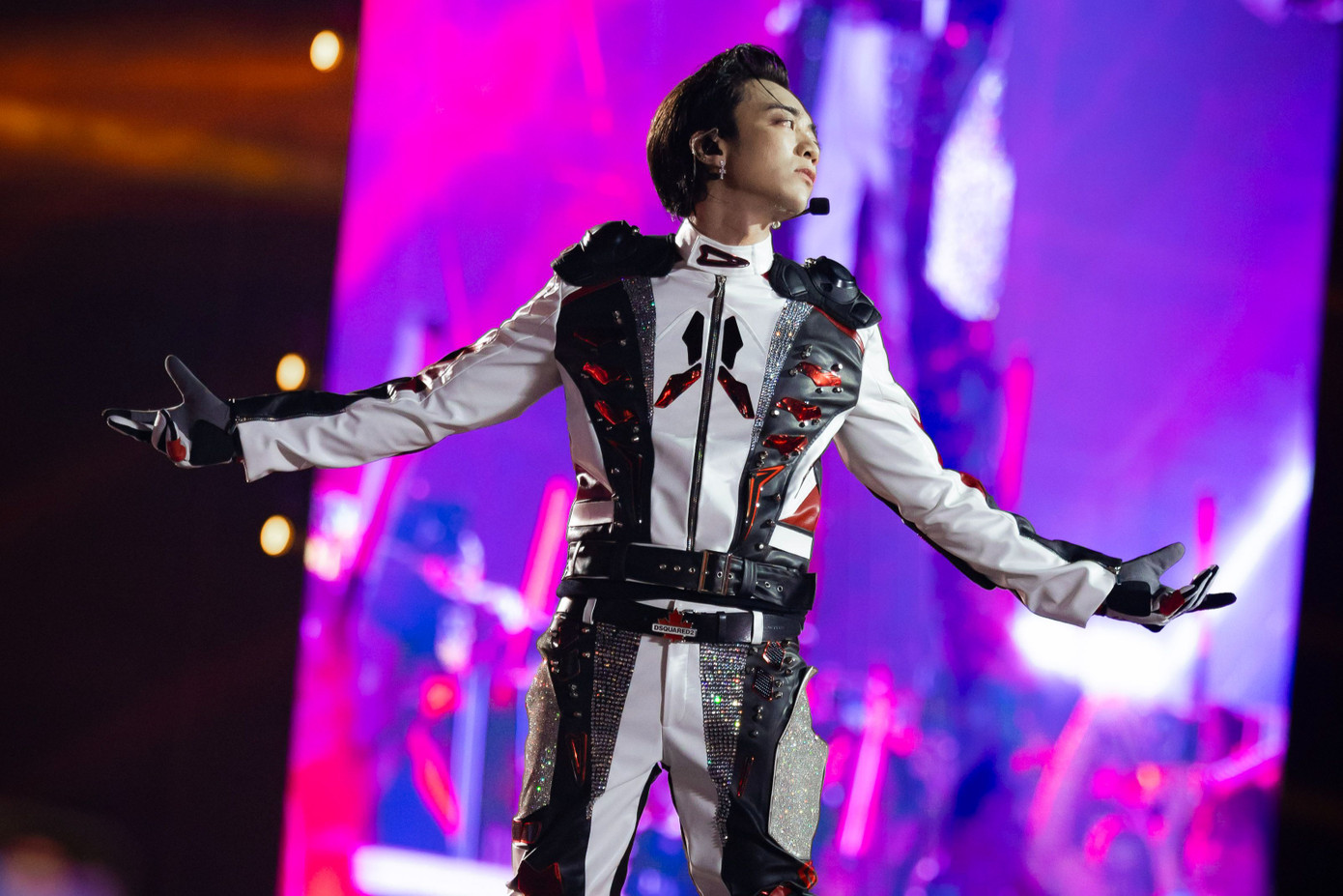 Dù đã bước sang đêm diễn thứ 5, tinh thần và năng lượng của các anh tài vẫn không hề suy giảm. Mỗi tiết mục đều được thể hiện với sự nhiệt huyết như lần đầu biểu diễn concert.