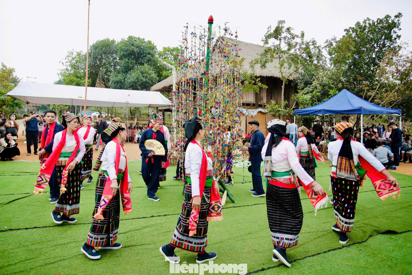 Thông qua Lễ hội, toàn bộ đời sống của bản, của mường cổ truyền được tái hiện lại bao gồm văn hóa sản xuất, văn hóa ứng xử tín ngưỡng, kho tàng tri thức dân gian...