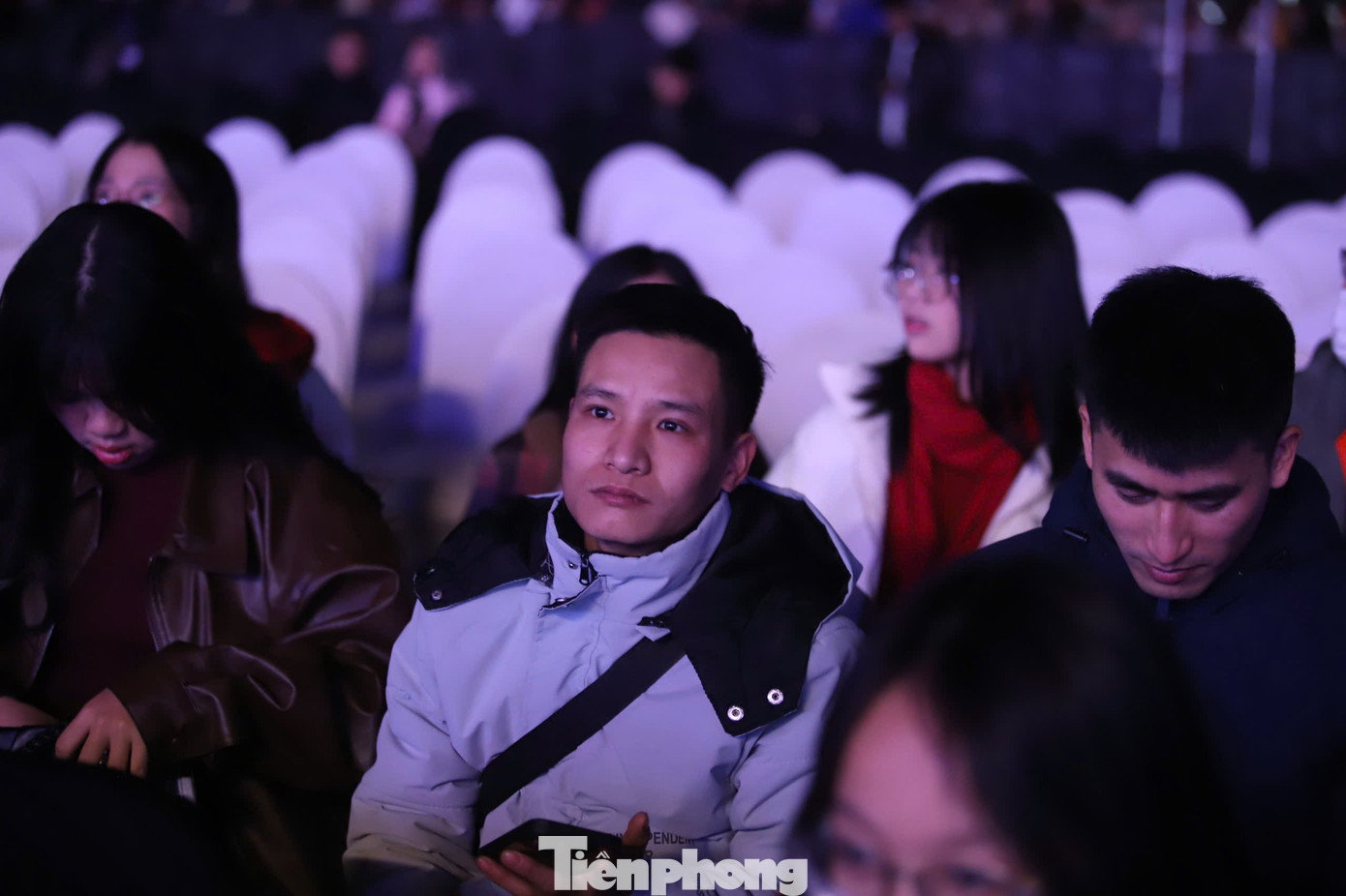 Dù không có những màn trình diễn drone hoành tráng, đẹp mắt, người dân Thủ đô vẫn thấy thỏa mãn với tiết mục được dàn dựng công phu trong chương trình.