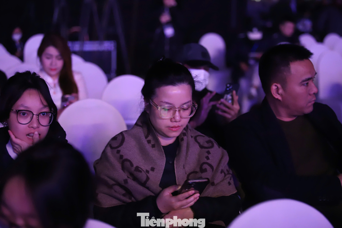 Dù không có những màn trình diễn drone hoành tráng, đẹp mắt, người dân Thủ đô vẫn thấy thỏa mãn với tiết mục được dàn dựng công phu trong chương trình.