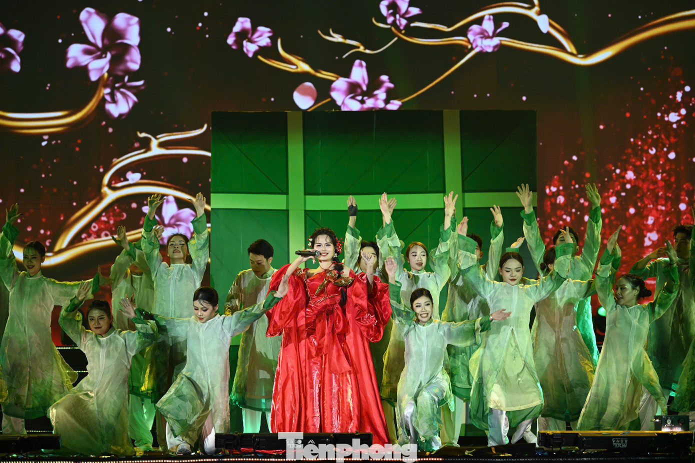 Phần biểu diễn nghệ thuật Những mùa xuân rực rỡ là bản giao hưởng đầy cảm hứng, dẫn dắt khán giả qua từng nấc thang của thời gian, tái hiện vẻ đẹp mùa xuân trong không gian thiêng liêng của Thăng Long ngàn năm văn hiến qua bốn chương: xuân tâm hồn, xuân về bên phố, xuân tình yêu, những mùa xuân rực rỡ.