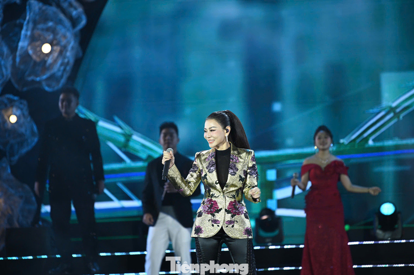 Đặc biệt chương trình có sự tham gia của dàn nhạc dân gian đương đại dưới sự chỉ đạo của nhạc trưởng Đồng Quang Vinh mang lại một không khí Tết vừa truyền thống vừa mới mẻ hiện đại.