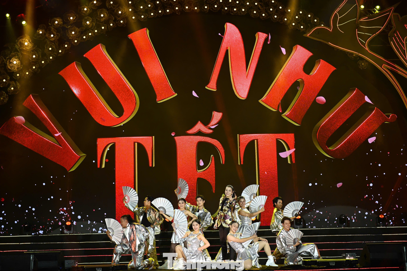 Đặc biệt chương trình có sự tham gia của dàn nhạc dân gian đương đại dưới sự chỉ đạo của nhạc trưởng Đồng Quang Vinh mang lại một không khí Tết vừa truyền thống vừa mới mẻ hiện đại.