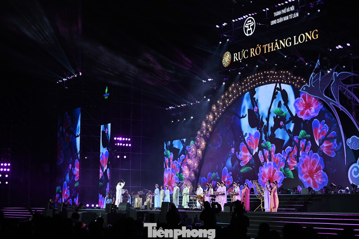 Từ sớm, nhiều người đã có mặt để chiếm lấy vị trí gần sân khấu nhất có thể. Càng gần sân khấu, khán giả càng dễ ngắm nhìn ngôi sao mà họ thần tượng đã lâu.