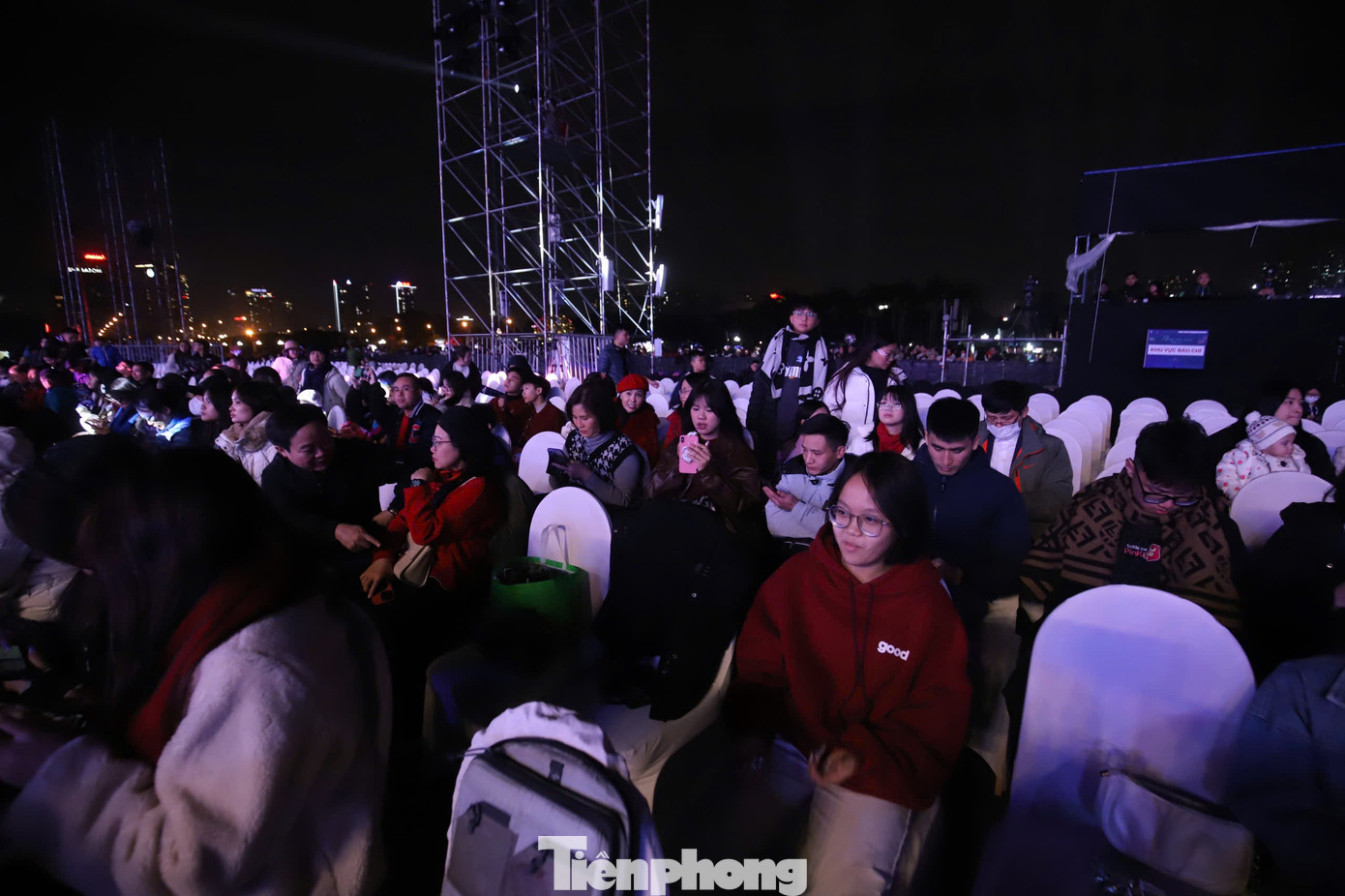 Do một số sự cố trong đêm tổng duyệt, phần trình diễn của hàng nghìn drone và hỏa thuật không được diễn ra như kế hoạch. Tuy nhiên, phần biểu diễn nghệ thuật của chương trình mang chủ đề Những mùa xuân rực rỡ vẫn được người dân Thủ đô chờ đón.