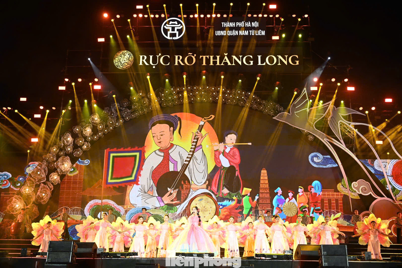 Mỗi tiết mục là mảnh ghép rực rỡ, hòa quyện giữa âm nhạc, ánh sáng và vũ đạo, tạo nên bức tranh xuân sống động và tràn đầy sức sống.