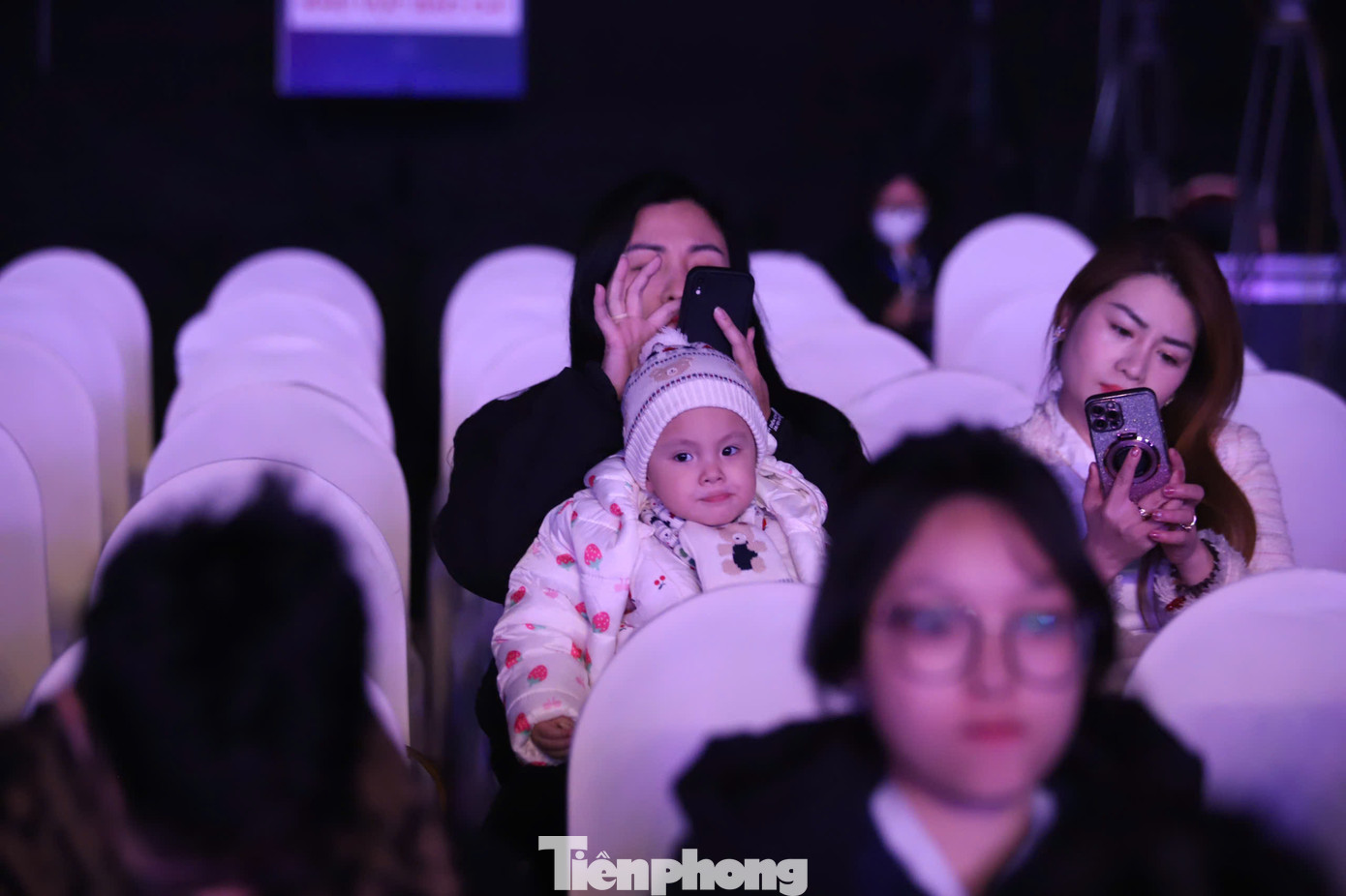 Dù không có những màn trình diễn drone hoành tráng, đẹp mắt, người dân Thủ đô vẫn thấy thỏa mãn với tiết mục được dàn dựng công phu trong chương trình.