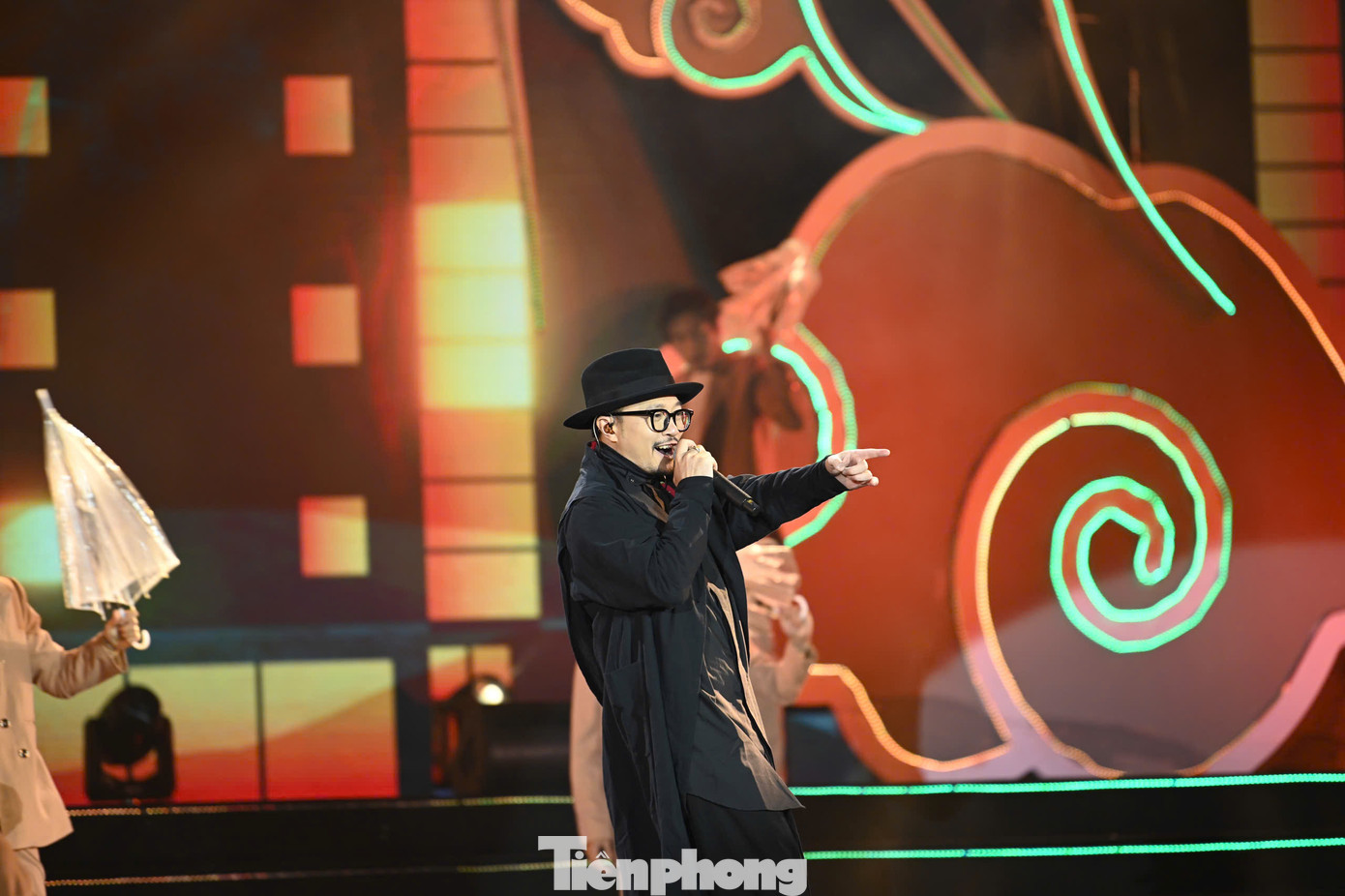 Chương trình nghệ thuật của Rực rỡ Thăng Long 2025 mang đến cho khán giả Thủ đô những trải nghiệm mới trong đêm Giao thừa, đặc biệt trong thời khắc tạm biệt năm cũ, chào đón chào năm mới với sự tham gia của những nghệ sĩ như Tùng Dương, Thu Minh, Soobin, Hà Lê, Cường Seven...