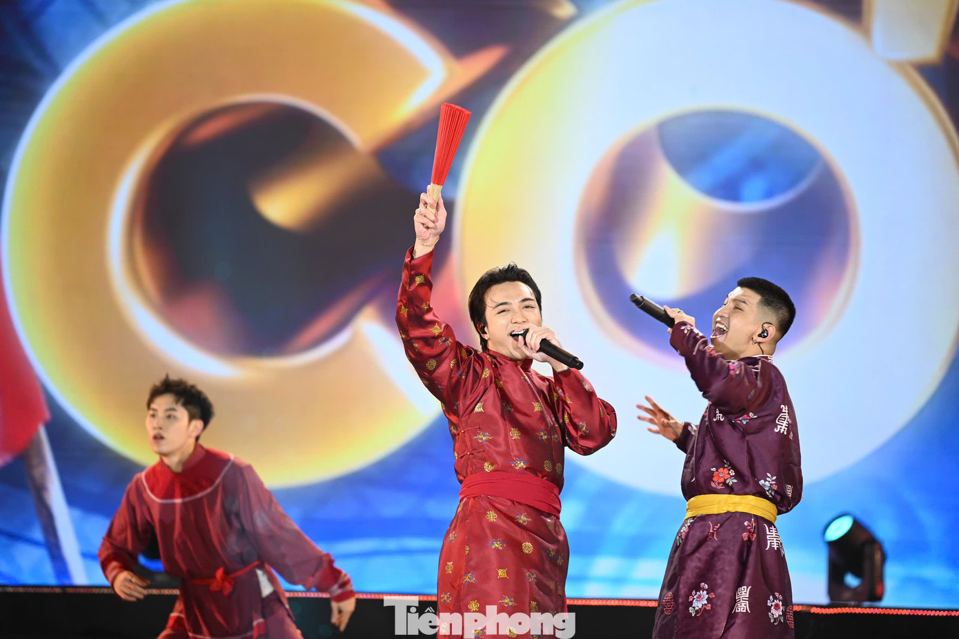 Một trong những tiết mục được chờ đón trong chương trình phải kể đến Trống cơm với sự thể hiện của Soobin Hoàng Sơn và Cường Seven. Đây được coi là ca khúc thành công nhất và được diễn lại nhiều nhất sau chương trình Anh trai vượt ngàn chông gai.