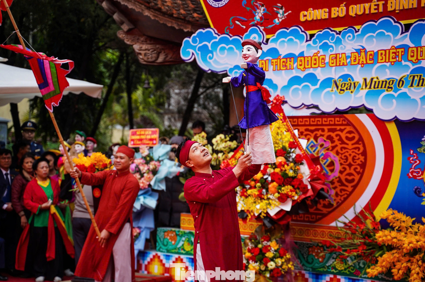 Trong lễ khai hội, người dân được thưởng thức nhiều tiết mục văn nghệ đặc sắc.