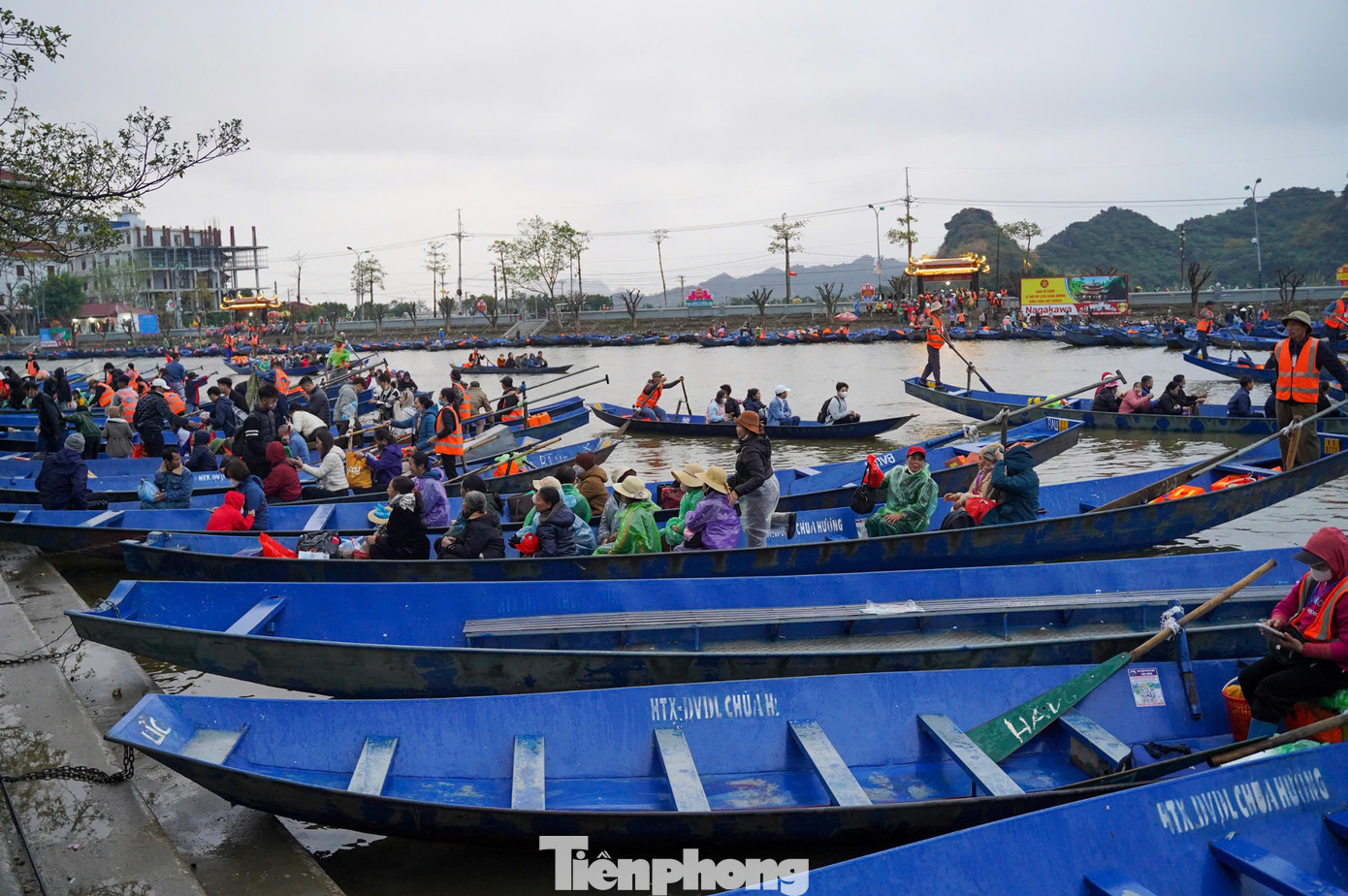 Phần lớn du khách thấy hài lòng với sự thay đổi này. Chị Hồ Thị Xuyến (Hà Đông, Hà Nội) chia sẻ: “Năm nay, sự tích hợp vé tham quan và thuyền, đò rất thuận tiện cho du khách. Đây là sự thay đổi hợp lý, đáp ứng nhu cầu của người dân. Việc xếp hàng qua cửa soát vé cũng rất nhanh chóng, không ùn ứ bởi sự điều tiết của BTC”.