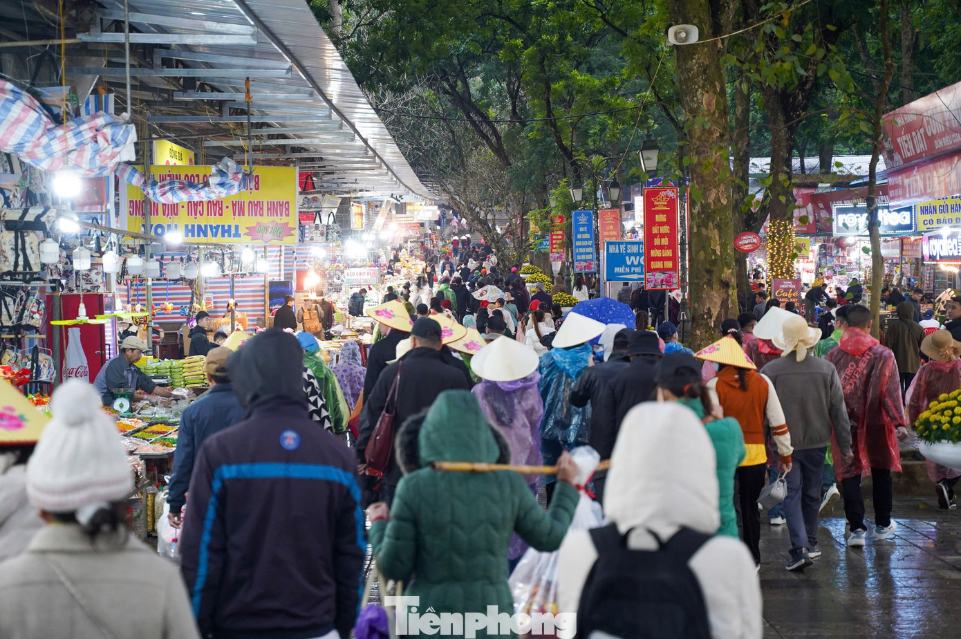 Lễ khai hội chùa Hương chính thức bắt đầu lúc 8h30 dưới trời mưa khá nặng hạt và sự ngóng trông của hàng vạn du khách thập phương.