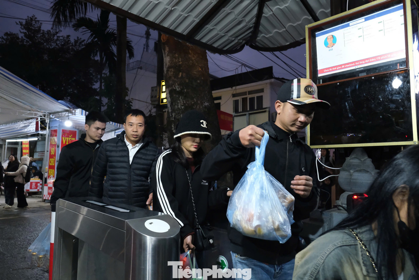 Năm nay, số lượng bảo vệ ở mỗi cổng soát vé xuống đò giảm đi khi người dân mua vé tham quan sẽ được tích hợp vé đi đò. Các khách sẽ theo dõi số thuyền, tên nhân viên lái thuyền, đò trên bảng giới thiệu ở cổng soát vé.