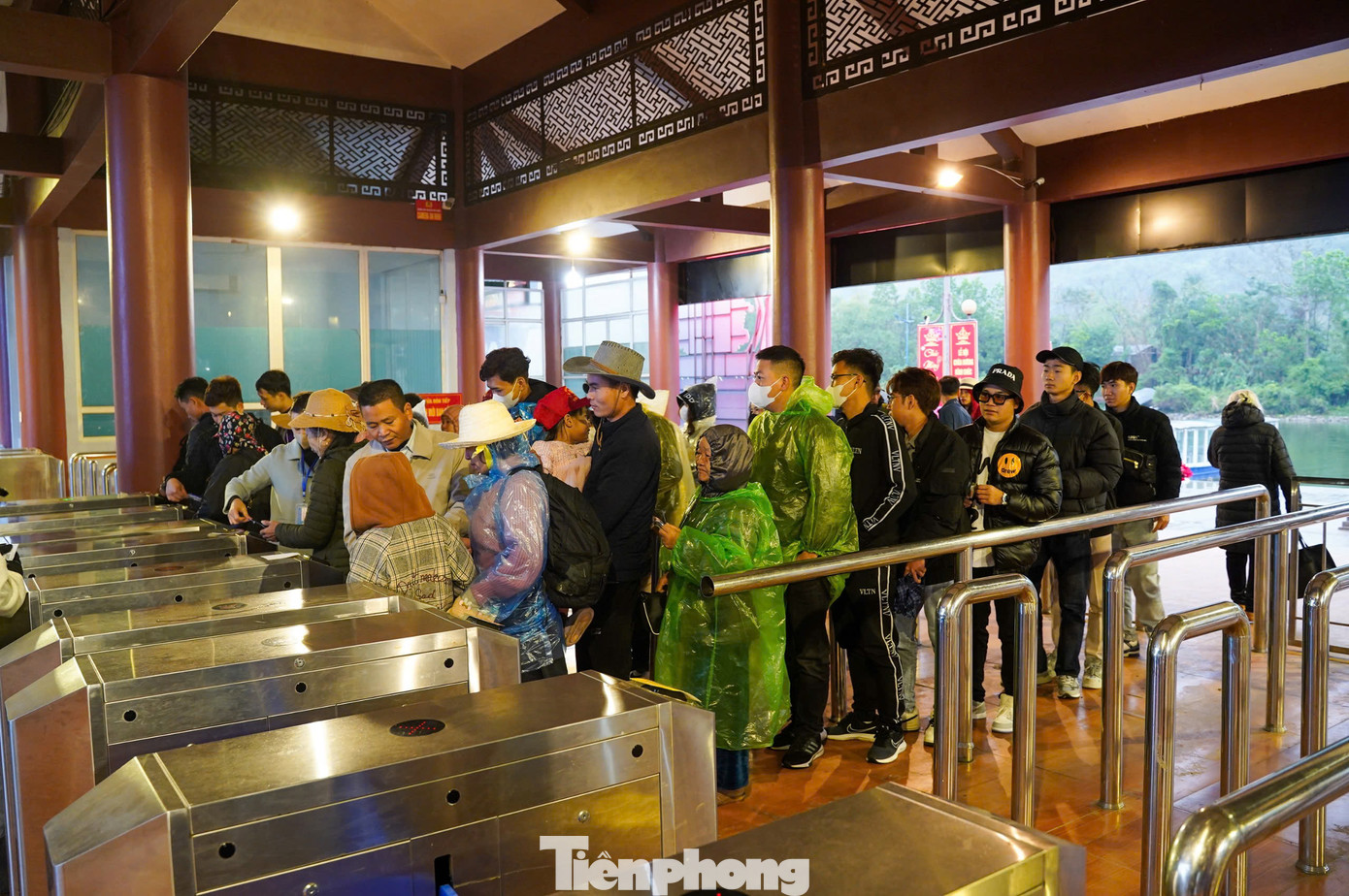 Giá vé tích hợp phí tham quan và dịch vụ vận chuyển bằng thuyền đò tuyến Hương Tích đối với người lớn là 230.000 đồng, trẻ em là 65.000 đồng. Tuyến Long Vân - Tuyết Sơn là 85.000 đồng đối với người lớn và 50.000 đồng với với trẻ em.