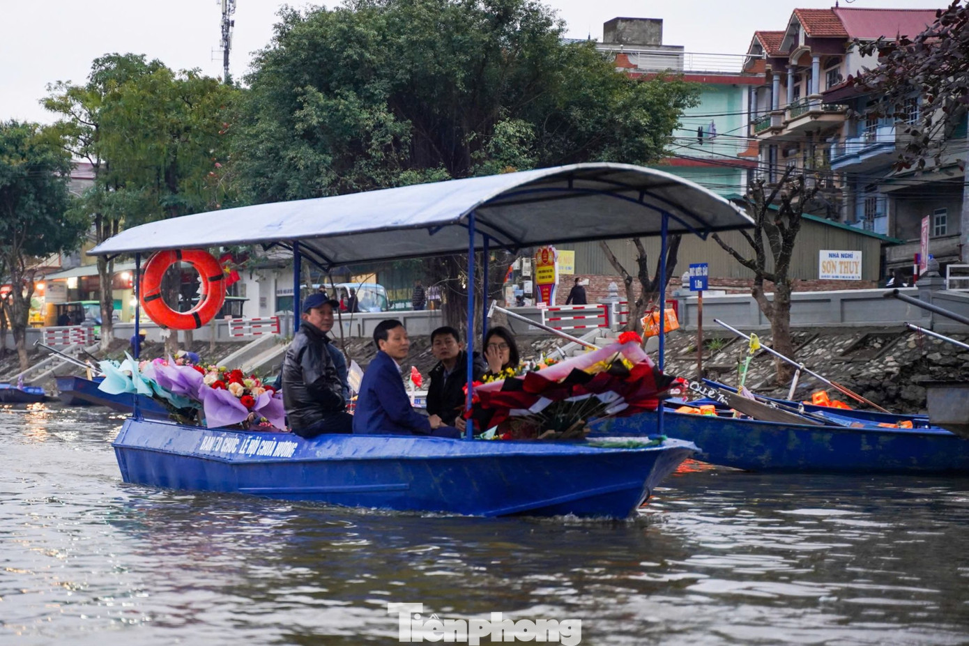 Phần lớn du khách thấy hài lòng với sự thay đổi này. Chị Hồ Thị Xuyến (Hà Đông, Hà Nội) chia sẻ: “Năm nay, sự tích hợp vé tham quan và thuyền, đò rất thuận tiện cho du khách. Đây là sự thay đổi hợp lý, đáp ứng nhu cầu của người dân. Việc xếp hàng qua cửa soát vé cũng rất nhanh chóng, không ùn ứ bởi sự điều tiết của BTC”.