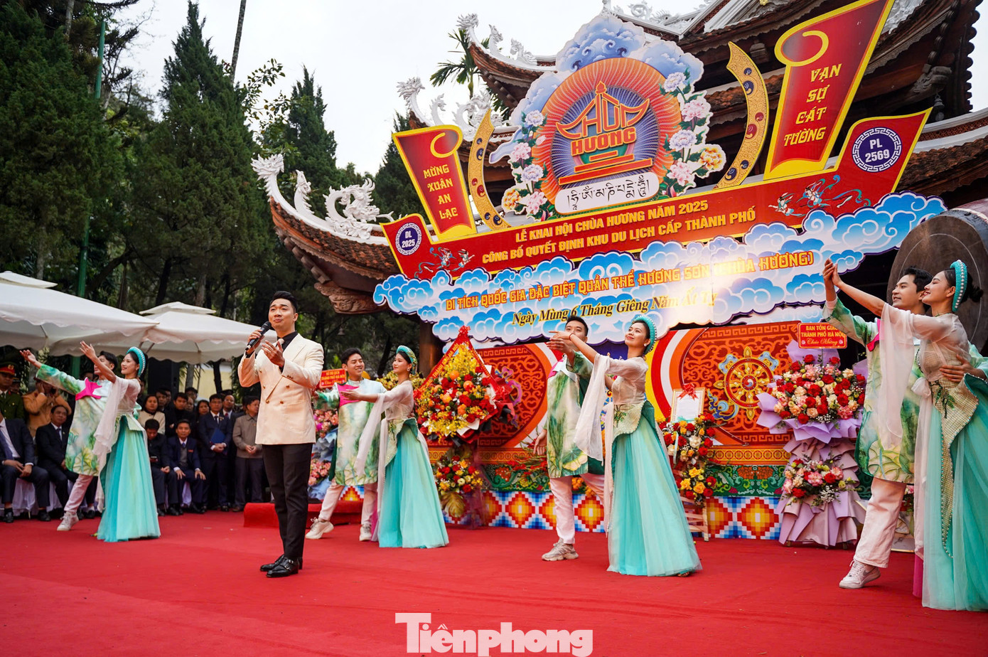 Trong lễ khai hội, người dân được thưởng thức nhiều tiết mục văn nghệ đặc sắc.