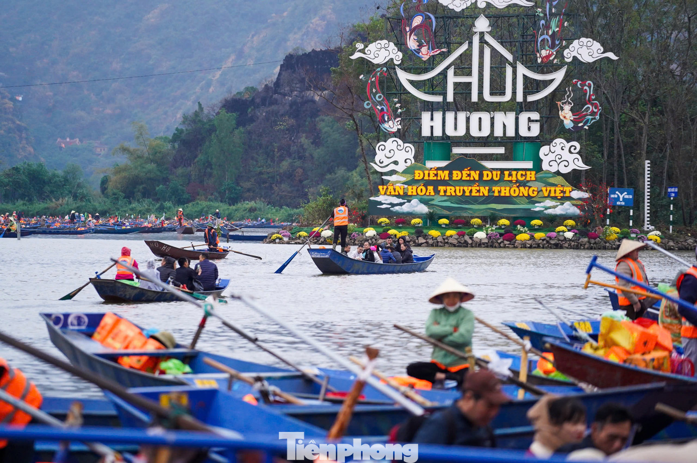 Phần lớn du khách thấy hài lòng với sự thay đổi này. Chị Hồ Thị Xuyến (Hà Đông, Hà Nội) chia sẻ: “Năm nay, sự tích hợp vé tham quan và thuyền, đò rất thuận tiện cho du khách. Đây là sự thay đổi hợp lý, đáp ứng nhu cầu của người dân. Việc xếp hàng qua cửa soát vé cũng rất nhanh chóng, không ùn ứ bởi sự điều tiết của BTC”.