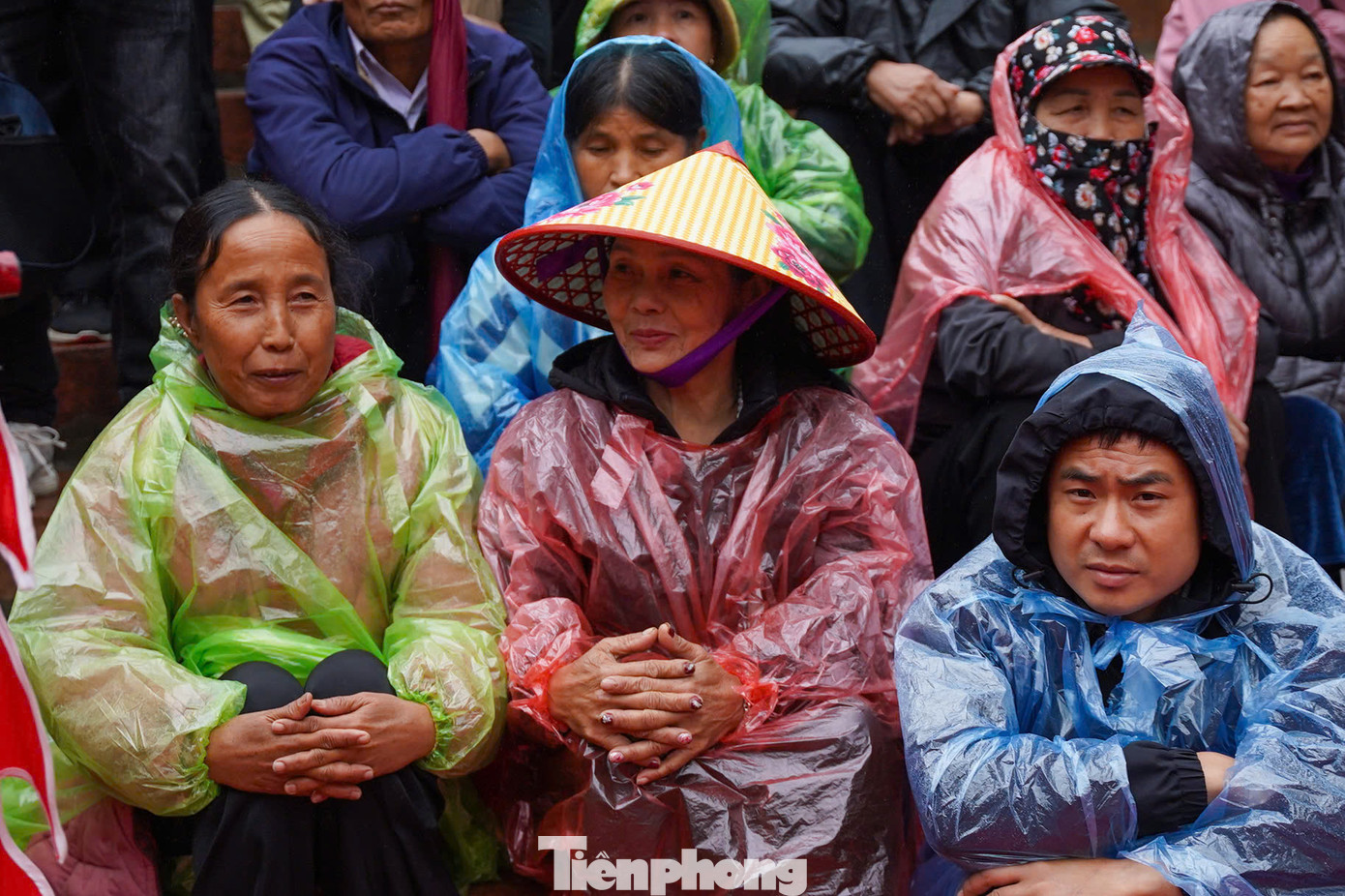 Năm nay, ngày khai hội rơi vào ngày thường cũng là ngày đầu tiên đi làm, vì vậy, lượng khách đến chùa Hương cao nhưng không gây ùn ứ, tắc nghẽn ở bến đò hay cáp treo. Thời tiết mưa lạnh của Hà Nội không cản được mong muốn vãn cảnh, trẩy hội xuân của người dân Thủ đô.