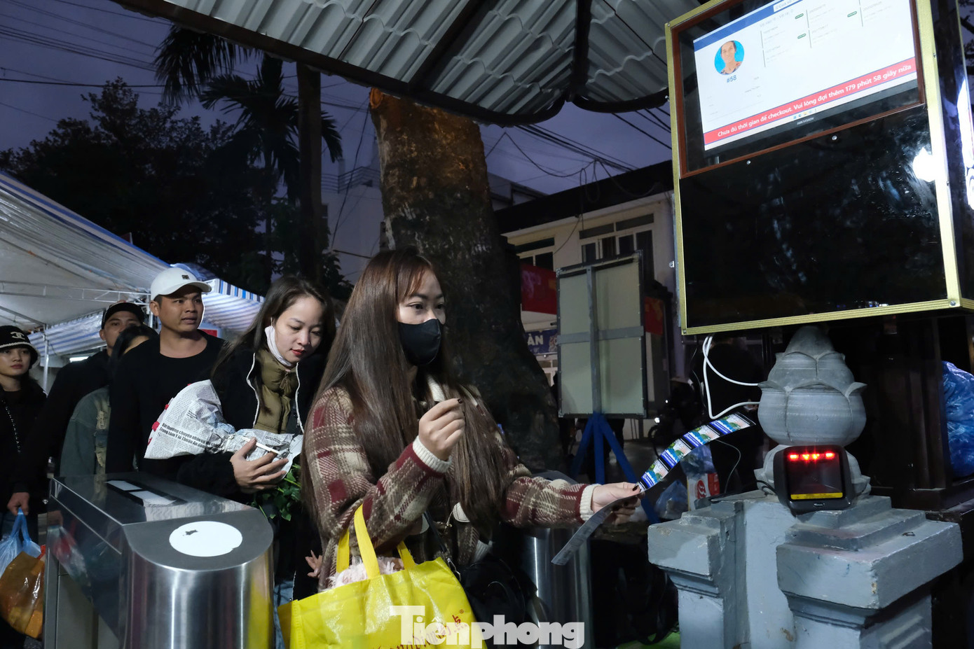 Năm nay, số lượng bảo vệ ở mỗi cổng soát vé xuống đò giảm đi khi người dân mua vé tham quan sẽ được tích hợp vé đi đò. Các khách sẽ theo dõi số thuyền, tên nhân viên lái thuyền, đò trên bảng giới thiệu ở cổng soát vé.
