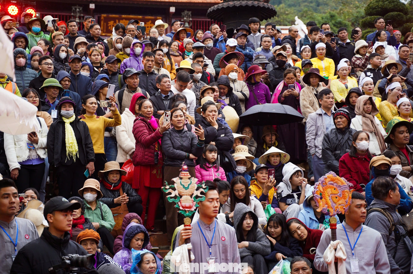 Nhiều người không ngần ngại vượt hàng chục km để đến chùa Hương cầu chúc năm mới bình an, hạnh phúc cho bản thân và gia đình. Từ ngày mở cửa đón khách (Mùng 2 Tết) đến nay, chùa Hương đã thu hút khoảng 10 vạn khách.