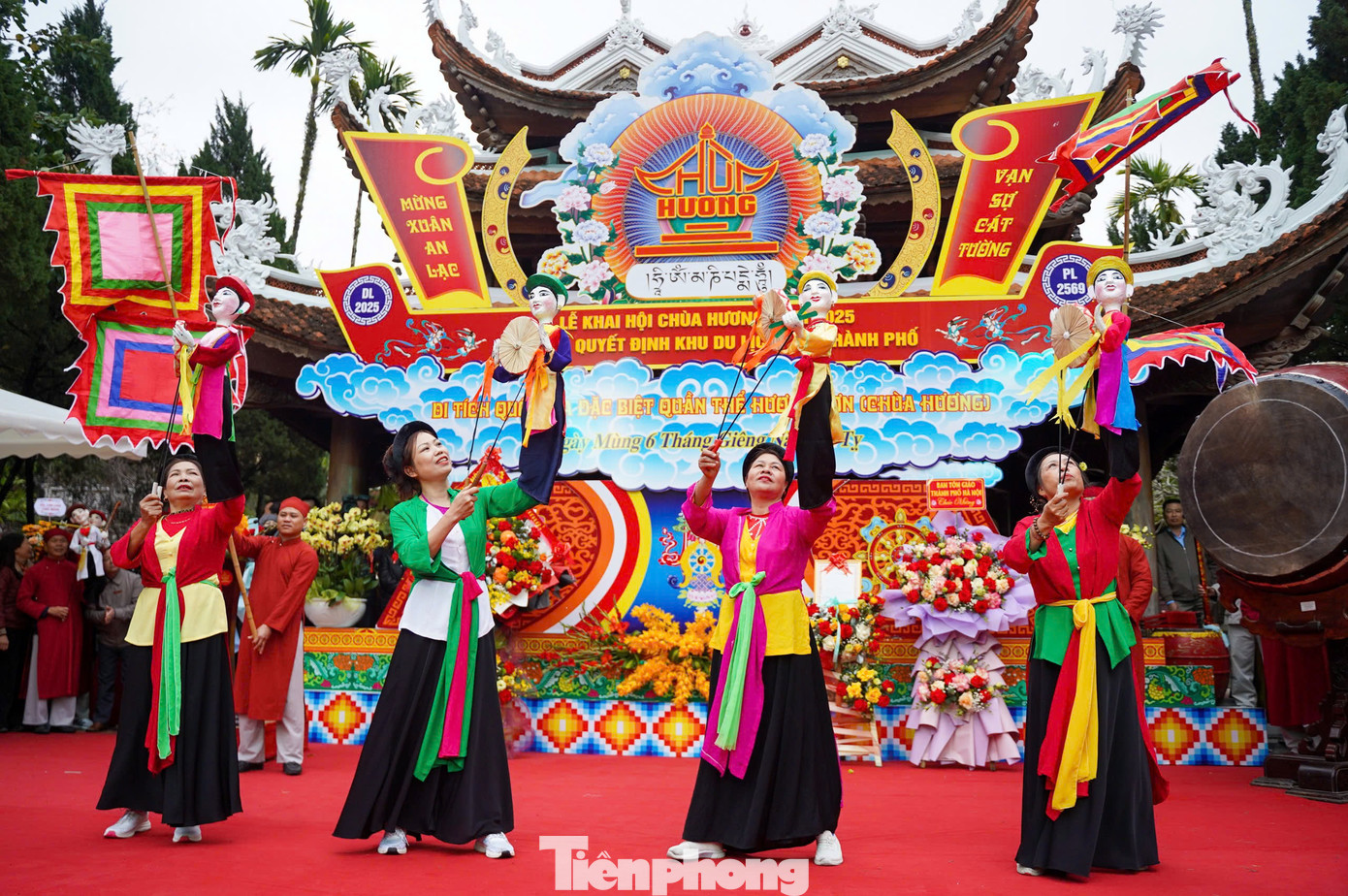 Trong lễ khai hội, người dân được thưởng thức nhiều tiết mục văn nghệ đặc sắc.