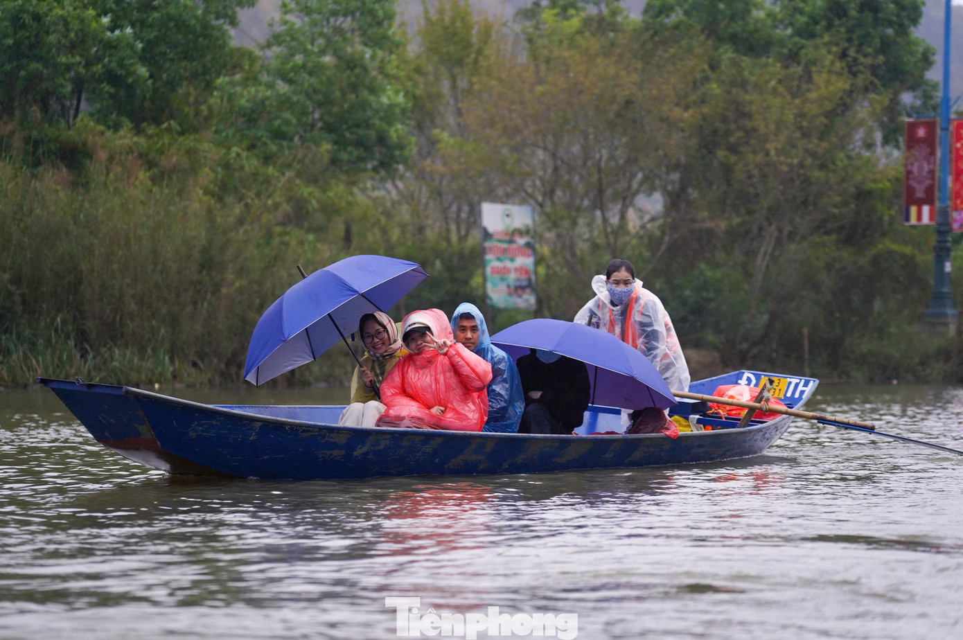 Ngoài ra, trong năm 2025, du khách có thể quét mã QR trên thuyền, đò để đánh giá sự hài lòng, phản ánh kiến nghị đến BTC. Với những phản hồi này, BTC sẽ có phương án xử lý kịp thời. “Đối với các trường hợp làm ảnh hưởng đến khách như nhồi nhét hay vòi vĩnh, gây phản cảm chúng tôi sẽ giao cho các bộ phận quản lý xử lý. Đến nay chúng tôi chỉ dừng ở mức độ nhắc nhở và chưa có trường hợp bị phạt nặng hơn. Tuy nhiên, với các trường hợp vi phạm nặng hơn, chúng tôi cương quyết lập biên bản xử lý, thậm chí cho nghỉ việc”, đại diện BQL Khu di tích và thắng cảnh Hương Sơn nhấn mạnh.
