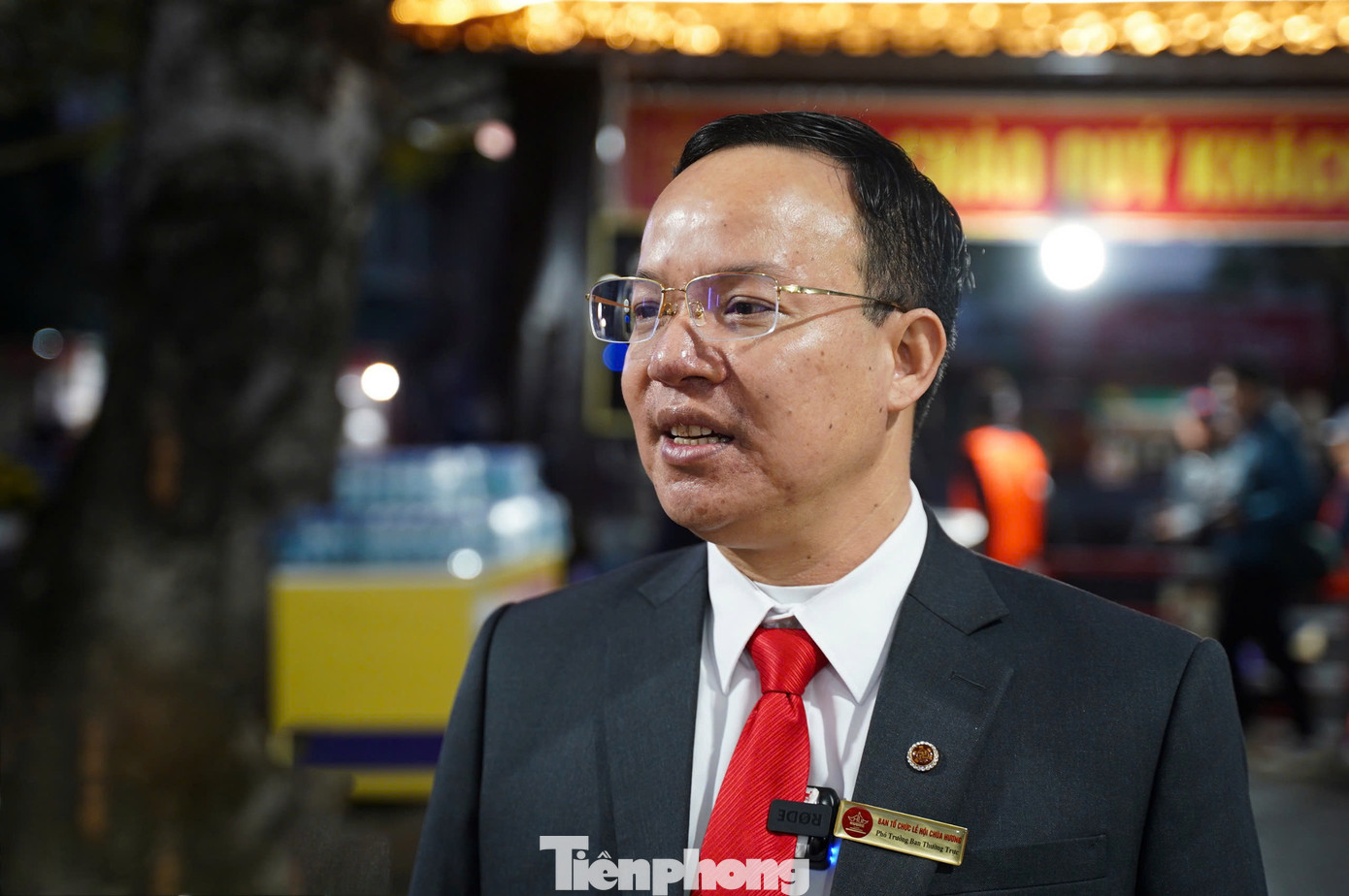 Đại diện BQL Khu di tích và thắng cảnh Hương Sơn cho biết lượng khách đến chùa Hương năm 2025 duy trì như mọi năm. Lượng khách trong ngày khai hội có thể giảm do rơi vào ngày đầu tiên người dân đi làm trở lại. &quot;Lượng khách sẽ giảm so với hai ngày cuối tuần, tuy nhiên lượng khách vẫn xấp xỉ 2 vạn du khách. Từ Mùng 2 Tết đến Mùng 5 Tết, chúng tôi đã đón khoảng 10 vạn du khách. Dự kiến những ngày tiếp theo lượng khách vẫn tăng lên khi công tác đón khách của chúng tôi ngày càng tốt hơn&quot;, ông Bùi Văn Triều nêu.