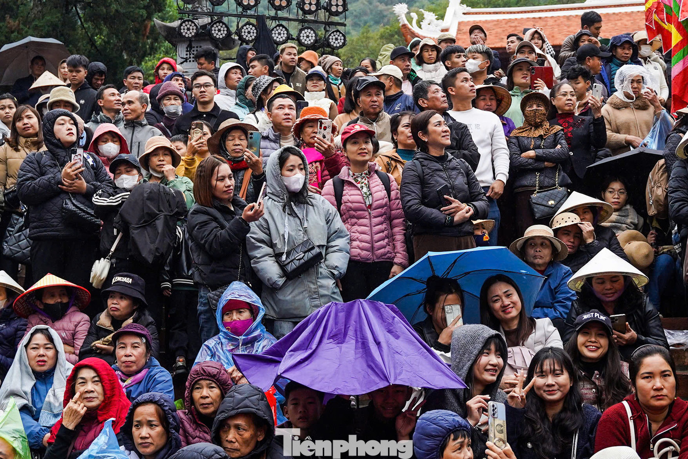Nhiều người không ngần ngại vượt hàng chục km để đến chùa Hương cầu chúc năm mới bình an, hạnh phúc cho bản thân và gia đình. Từ ngày mở cửa đón khách (Mùng 2 Tết) đến nay, chùa Hương đã thu hút khoảng 10 vạn khách.