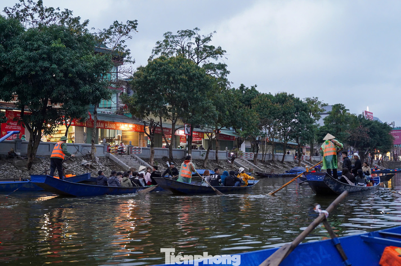 Năm nay, số lượng bảo vệ ở mỗi cổng soát vé xuống đò giảm đi khi người dân mua vé tham quan sẽ được tích hợp vé đi đò. Các khách sẽ theo dõi số thuyền, tên nhân viên lái thuyền, đò trên bảng giới thiệu ở cổng soát vé.