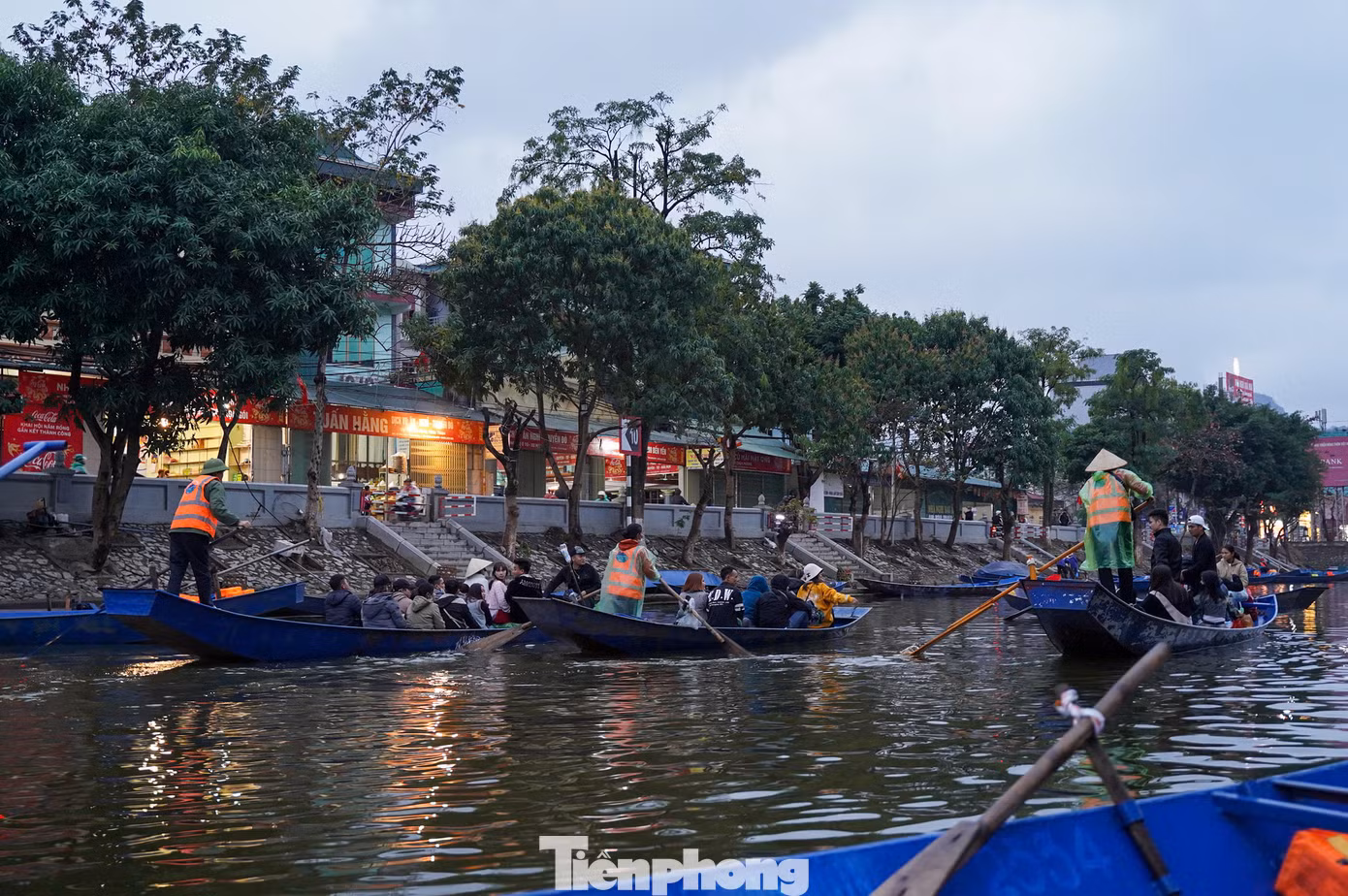 Năm nay, số lượng bảo vệ ở mỗi cổng soát vé xuống đò giảm đi khi người dân mua vé tham quan sẽ được tích hợp vé đi đò. Các khách sẽ theo dõi số thuyền, tên nhân viên lái thuyền, đò trên bảng giới thiệu ở cổng soát vé.