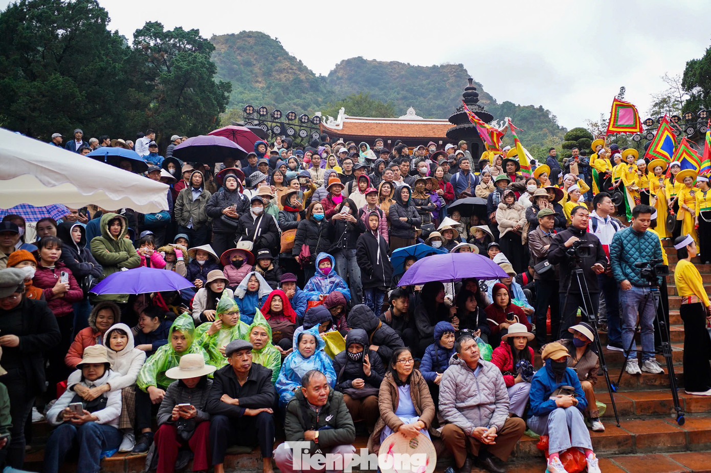 Nhiều người không ngần ngại vượt hàng chục km để đến chùa Hương cầu chúc năm mới bình an, hạnh phúc cho bản thân và gia đình. Từ ngày mở cửa đón khách (Mùng 2 Tết) đến nay, chùa Hương đã thu hút khoảng 10 vạn khách.