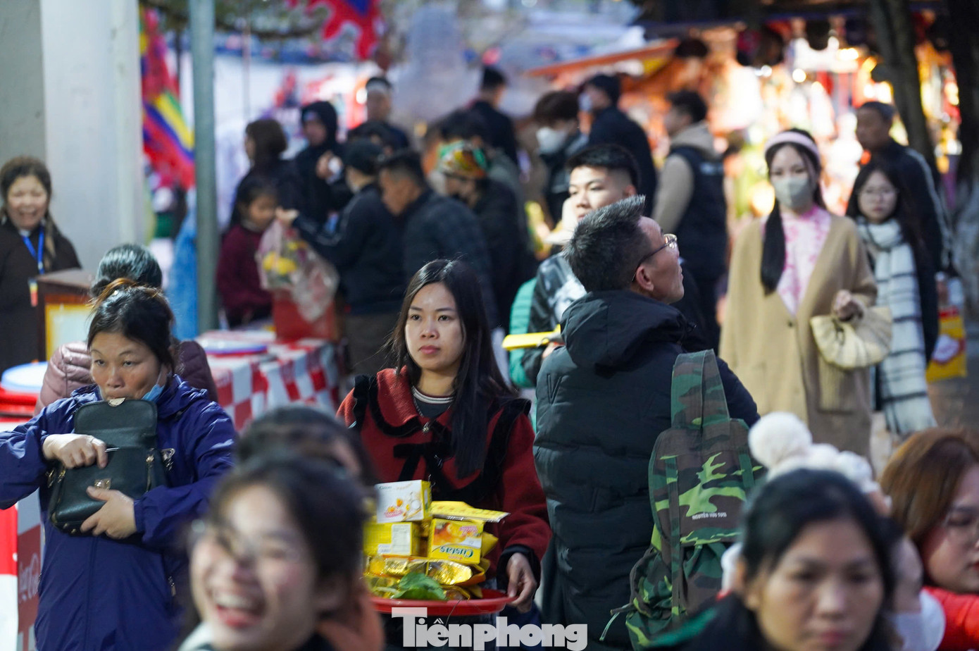Vé khứ hồi dịch vụ vận chuyển bằng cáp treo từ chùa Thiên Trù đi động Hương Tích là 260.000 đồng đối với người lớn và 180.000 đồng với trẻ em và đối tượng ưu tiên. Giá vé vận chuyển bằng xe điện từ bãi gửi xe đến bến đò là 20.000 đồng/người/lượt.