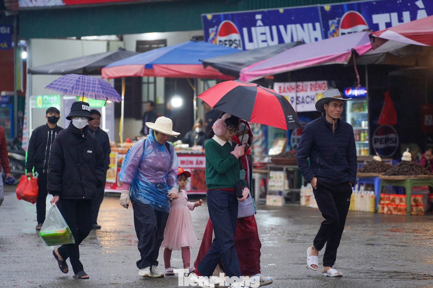 Ông Bùi Văn Triều - Trưởng BQL Khu di tích và thắng cảnh Hương Sơn (huyện Mỹ Đức, Hà Nội) - khẳng định lễ hội năm nay có nhiều đổi mới so với năm trước. “Trong công tác quản lý, BQL đã tích hợp vé tham quan thắng cảnh vào vé xuồng đò để thuận lợi hơn cho du khách”, ông Bùi Văn Triều nêu.