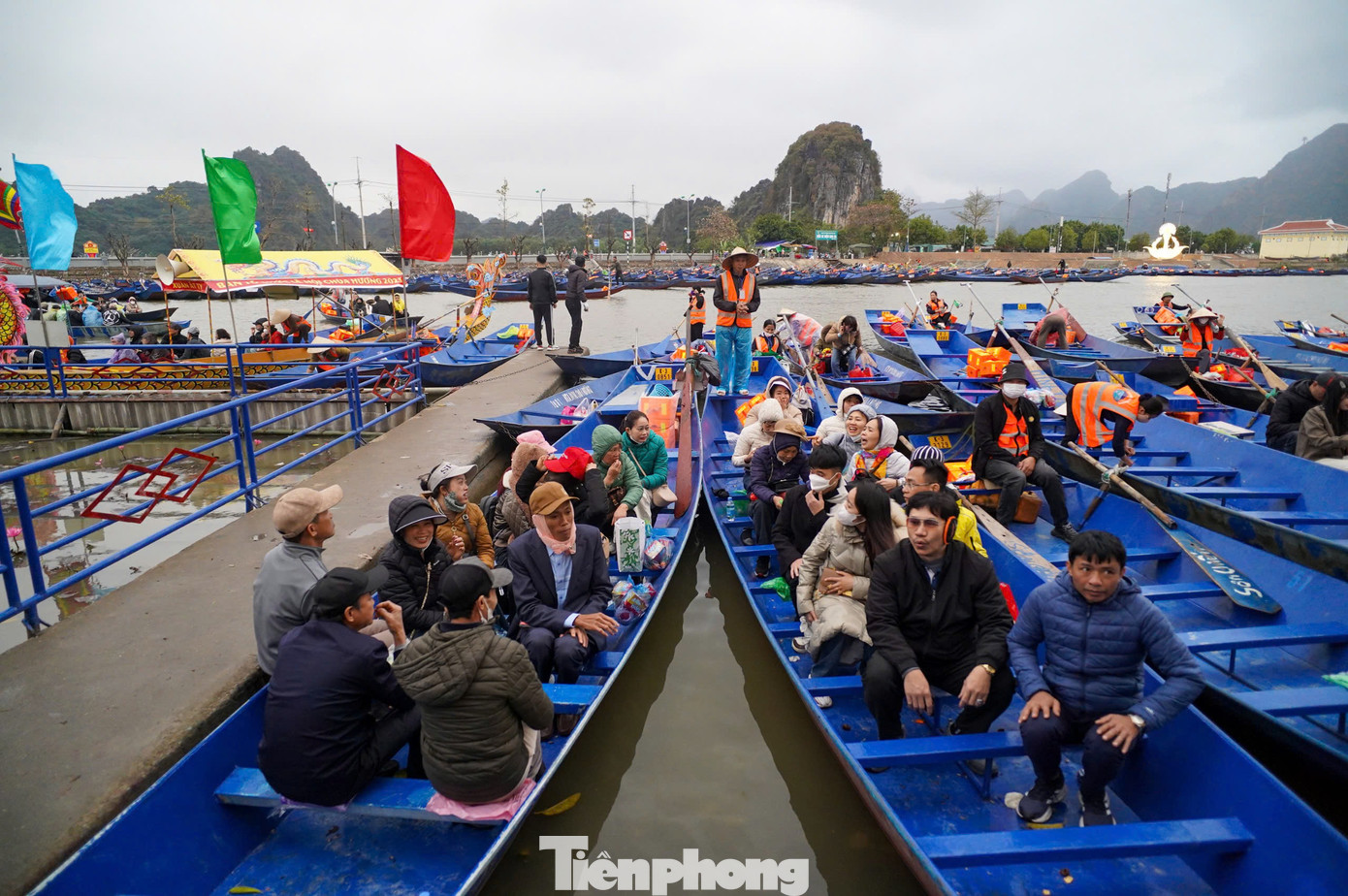 Phần lớn du khách thấy hài lòng với sự thay đổi này. Chị Hồ Thị Xuyến (Hà Đông, Hà Nội) chia sẻ: “Năm nay, sự tích hợp vé tham quan và thuyền, đò rất thuận tiện cho du khách. Đây là sự thay đổi hợp lý, đáp ứng nhu cầu của người dân. Việc xếp hàng qua cửa soát vé cũng rất nhanh chóng, không ùn ứ bởi sự điều tiết của BTC”.