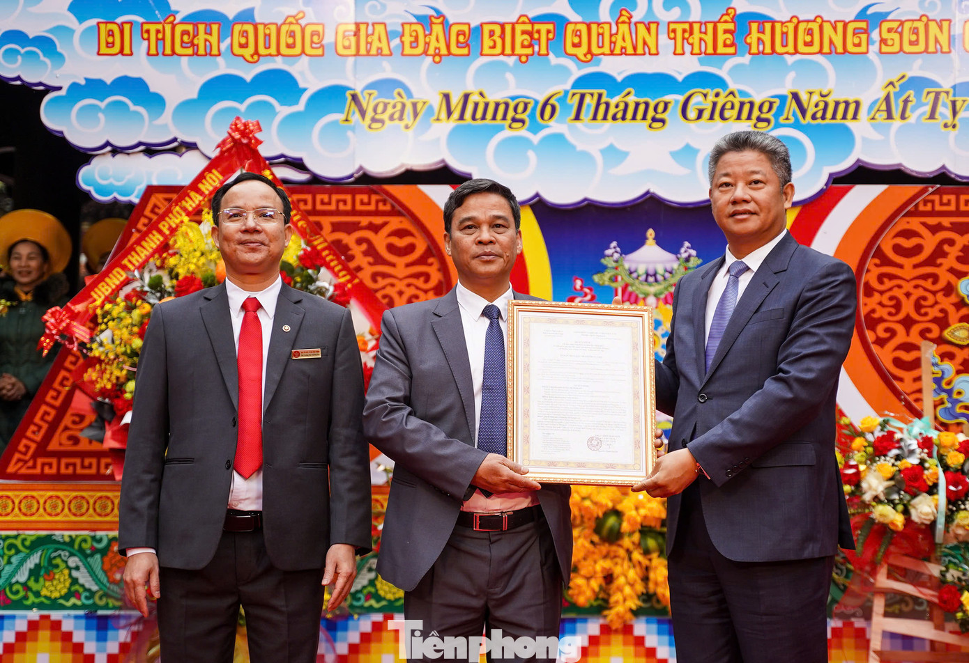 Dịp này, BTC cũng tổ chức Lễ đón nhận Quyết định công nhận di tích quốc gia đặc biệt quần thể Hương Sơn (chùa Hương) là khu du lịch cấp thành phố.