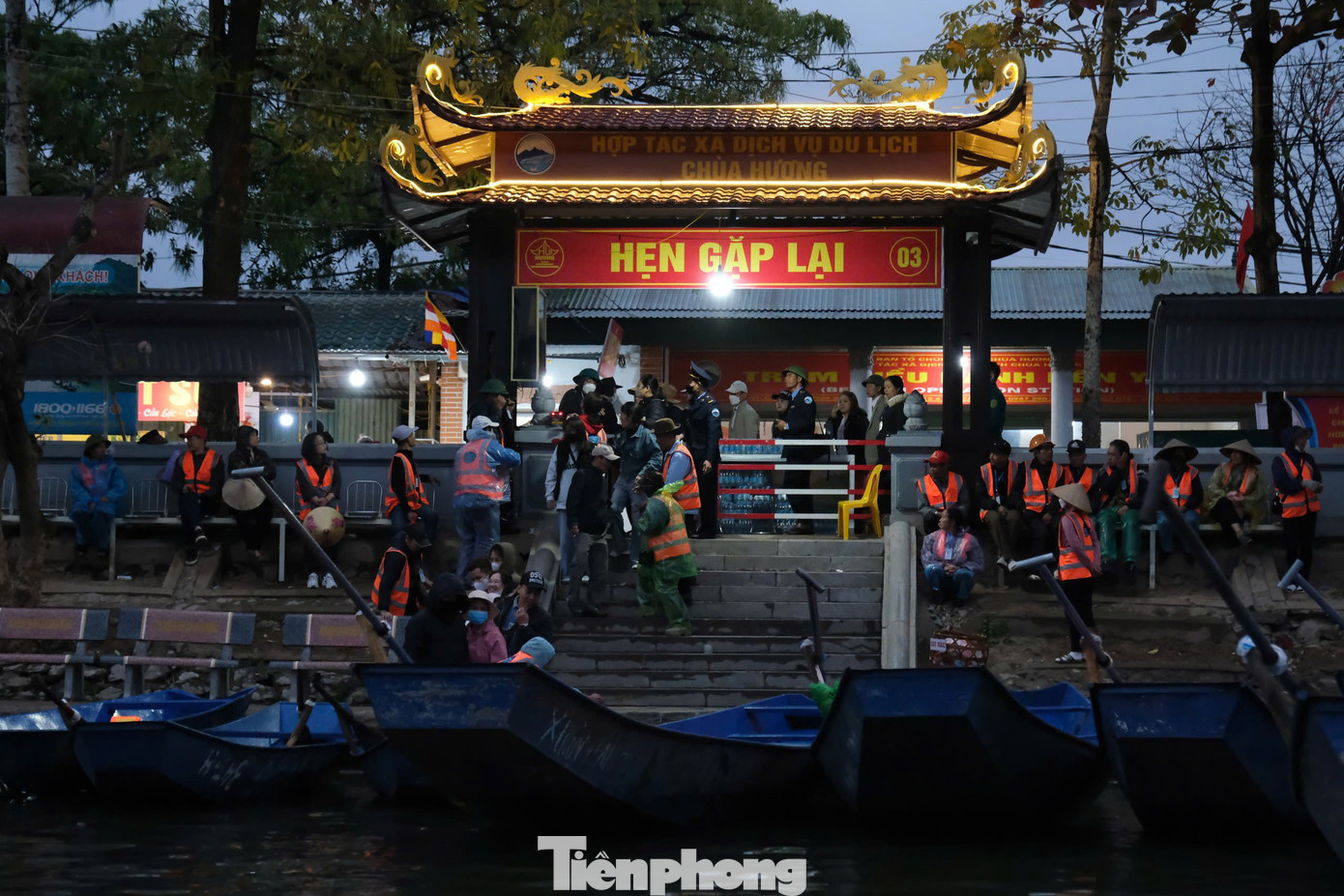 Từ 6h sáng đã đông du khách xếp hàng lên thuyền, đò ở bến Yến (Khu di tích và danh thắng Hương Sơn). Tại các cổng soát vé, dưới bến thuyền, đò ghi nhận lượng khá cao, tuy nhiên không xảy ra tình trạng ùn ứ, tắc nghẽn.