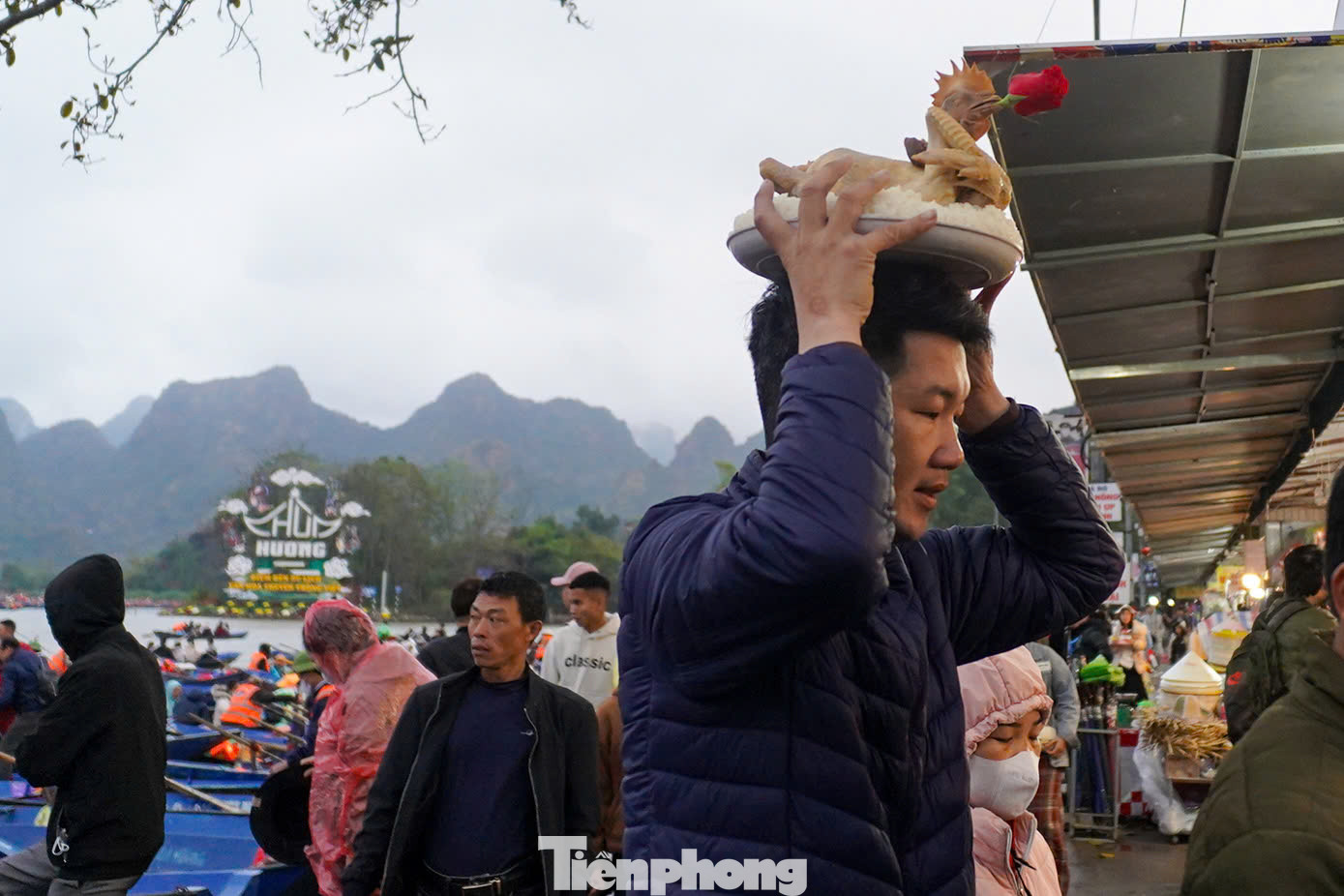 Vé khứ hồi dịch vụ vận chuyển bằng cáp treo từ chùa Thiên Trù đi động Hương Tích là 260.000 đồng đối với người lớn và 180.000 đồng với trẻ em và đối tượng ưu tiên. Giá vé vận chuyển bằng xe điện từ bãi gửi xe đến bến đò là 20.000 đồng/người/lượt.