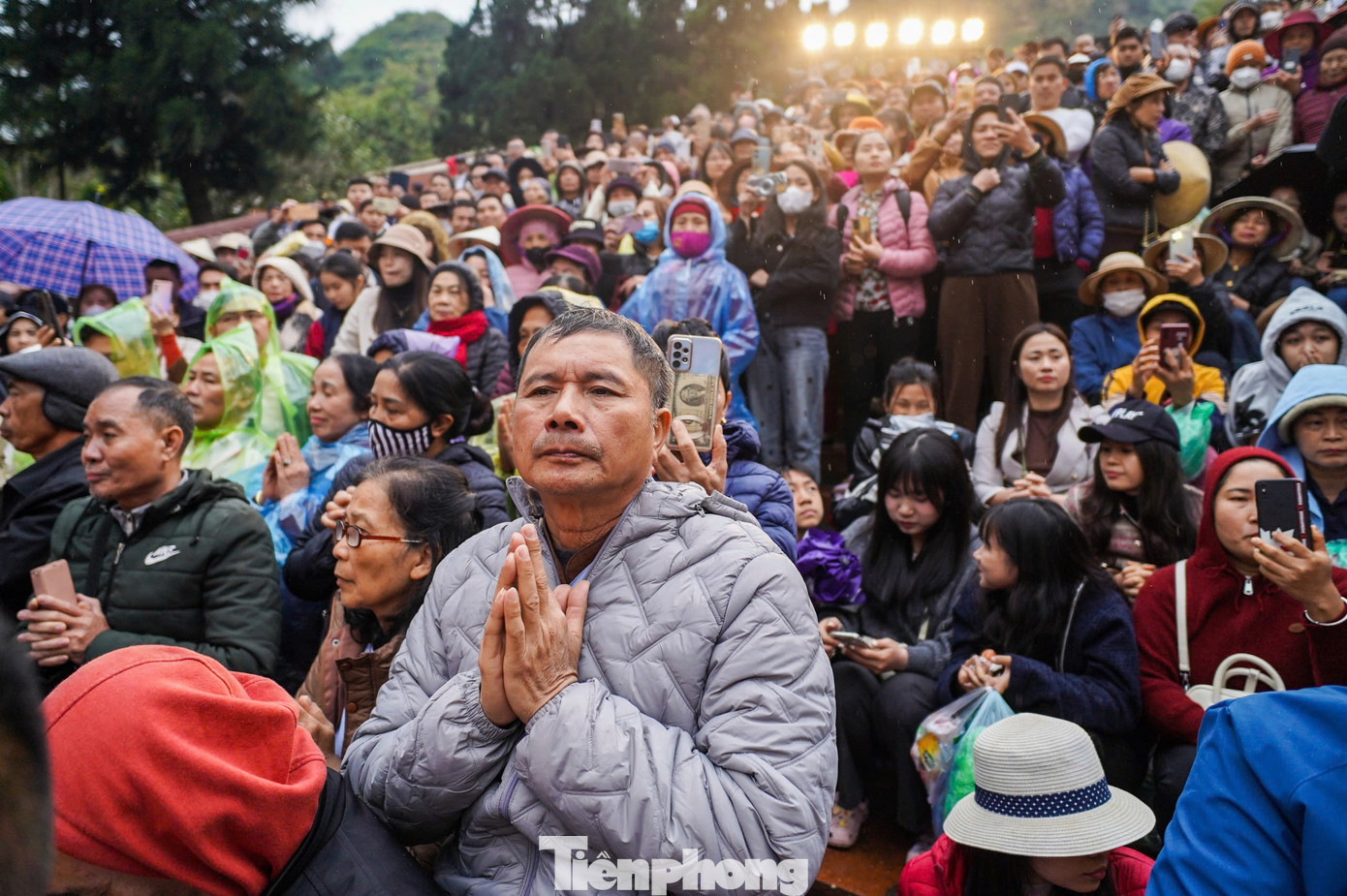 Ngoài mong cầu năm mới bình an, hạnh phúc cho bản thân và gia đình, nhiều người đến chùa Hương để cầu con. Được biết đây là ngôi chùa nổi tiếng linh thiêng về cầu con.