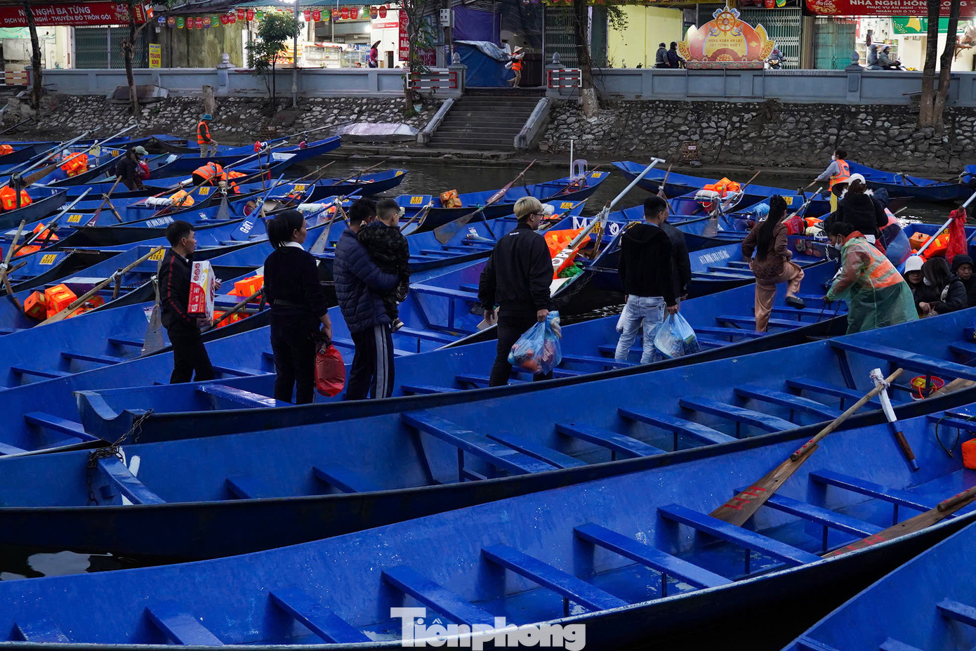 Năm nay, số lượng bảo vệ ở mỗi cổng soát vé xuống đò giảm đi khi người dân mua vé tham quan sẽ được tích hợp vé đi đò. Các khách sẽ theo dõi số thuyền, tên nhân viên lái thuyền, đò trên bảng giới thiệu ở cổng soát vé.