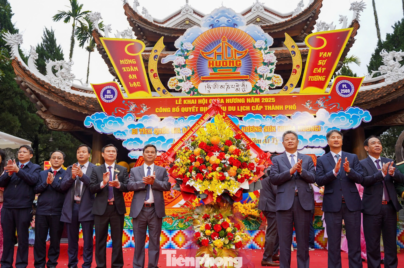 &quot;Thời gian tới, huyện Mỹ Đức tiếp tục xây dựng quần thể di tích quốc gia đặc biệt Hương Sơn (chùa Hương), khu du lịch cấp thành phố đáp ứng nhu cầu ngày càng cao của du khách, tiến tới được công nhận là khu du lịch cấp quốc gia&quot;, ông Đặng Văn Cảnh nêu.