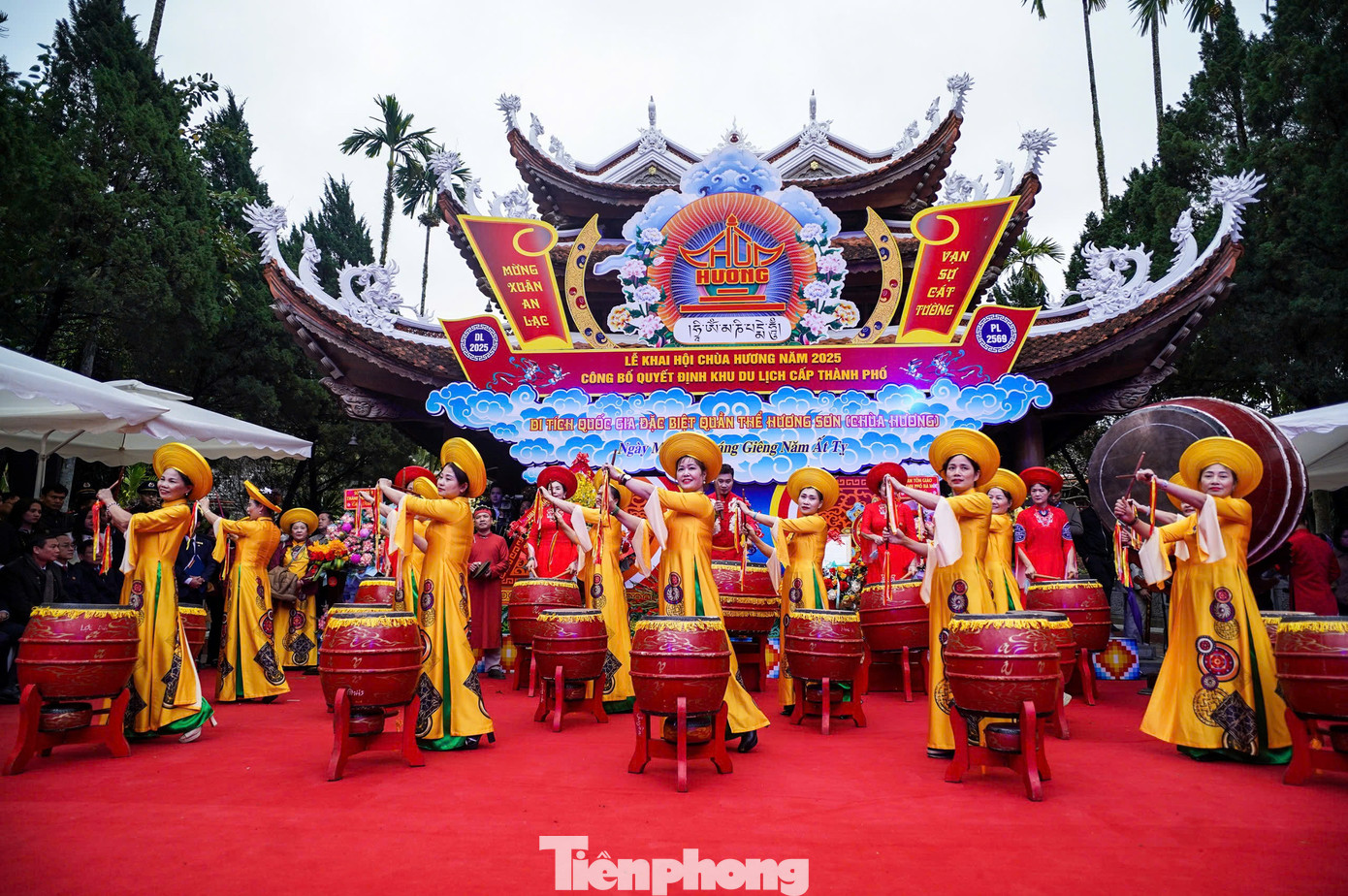 Trong lễ khai hội, người dân được thưởng thức nhiều tiết mục văn nghệ đặc sắc.