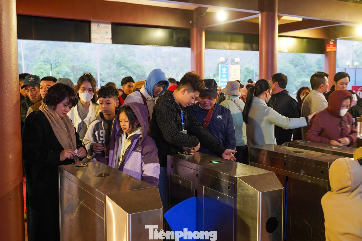 Giá vé tích hợp phí tham quan và dịch vụ vận chuyển bằng thuyền đò tuyến Hương Tích đối với người lớn là 230.000 đồng, trẻ em là 65.000 đồng. Tuyến Long Vân - Tuyết Sơn là 85.000 đồng đối với người lớn và 50.000 đồng với với trẻ em.