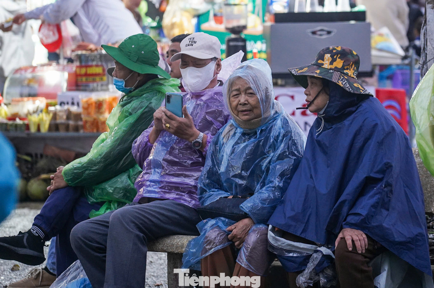 Lái đò là lực lượng kiểm soát chính lượng khách trên thuyền. Tại lễ hội chùa Hương năm nay, BTC quyết định phát hành vé điện tử tham quan thắng cảnh tích hợp với sử dụng dịch vụ vận chuyển bằng thuyền đò.