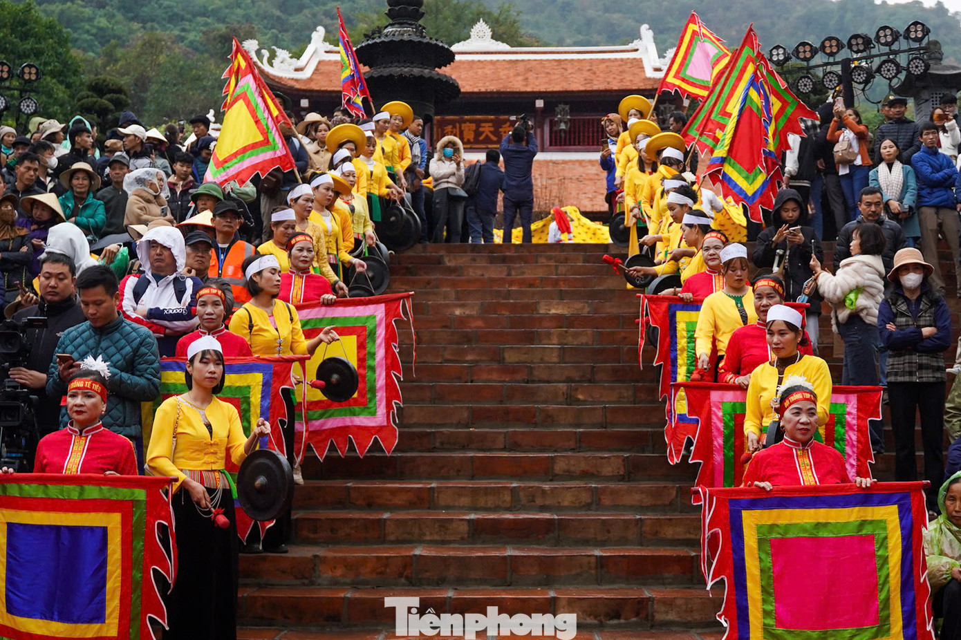 Từ sớm hàng dài du khách đã xếp hàng rất đông ở bến thuyền, đò suối Yến, khu di tích Hương Sơn (Mỹ Đức, Hà Nội). Đại diện BQL khu di tích cho biết trong ngày khai hội có thể đón khoảng 2 vạn du khách.
