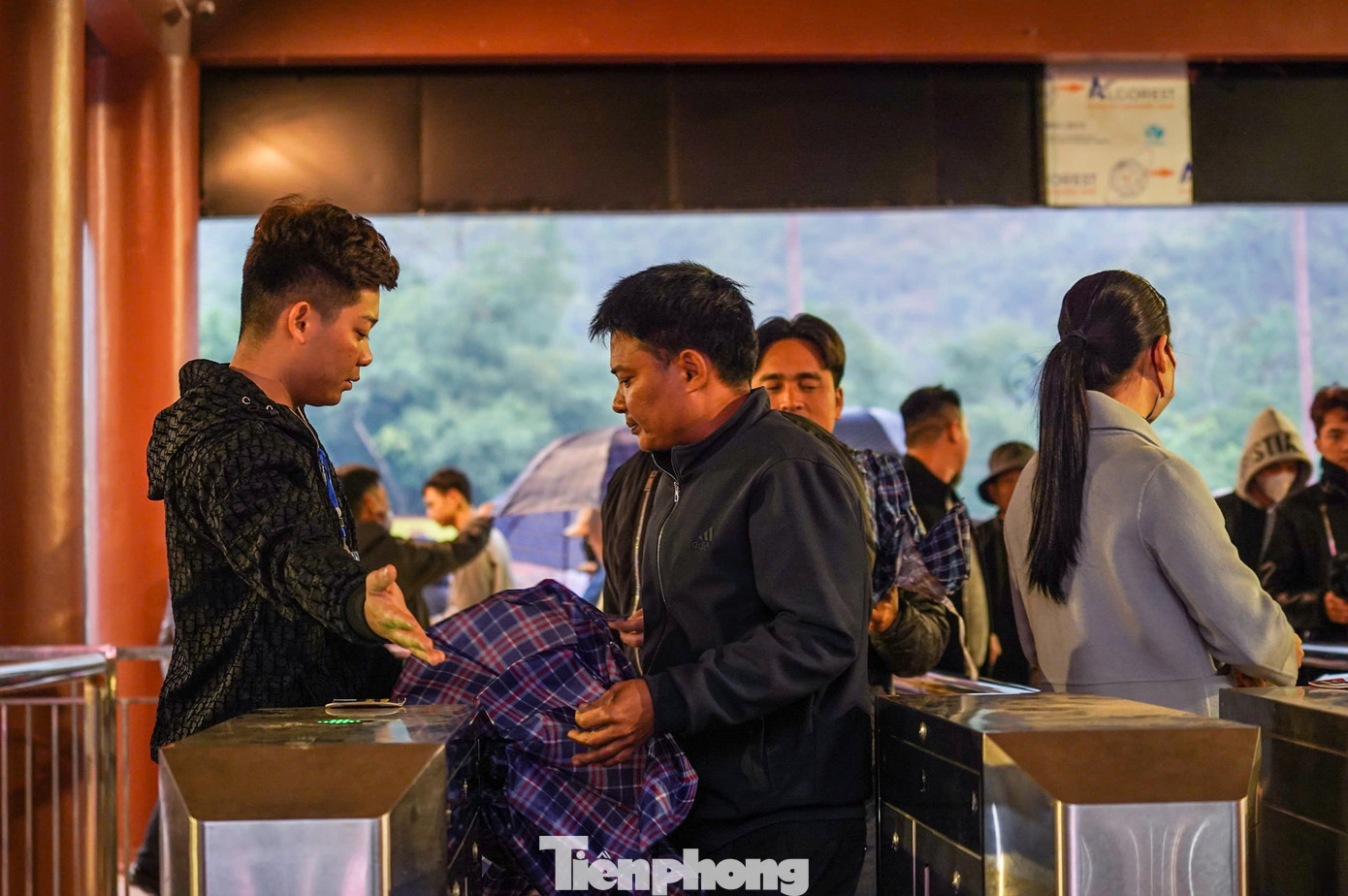 Giá vé tích hợp phí tham quan và dịch vụ vận chuyển bằng thuyền đò tuyến Hương Tích đối với người lớn là 230.000 đồng, trẻ em là 65.000 đồng. Tuyến Long Vân - Tuyết Sơn là 85.000 đồng đối với người lớn và 50.000 đồng với với trẻ em.