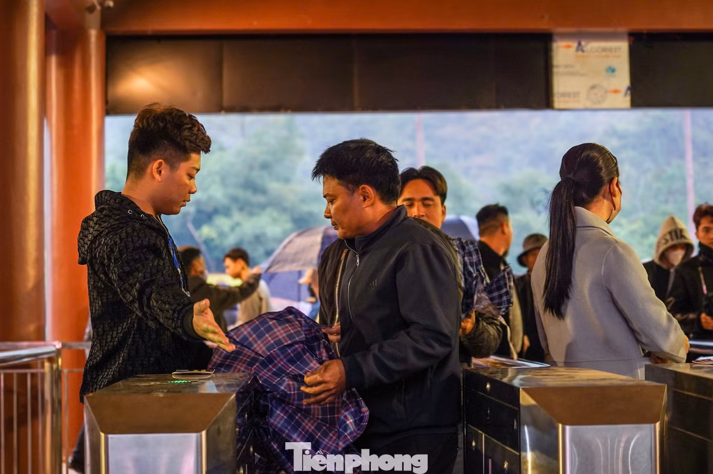Giá vé tích hợp phí tham quan và dịch vụ vận chuyển bằng thuyền đò tuyến Hương Tích đối với người lớn là 230.000 đồng, trẻ em là 65.000 đồng. Tuyến Long Vân - Tuyết Sơn là 85.000 đồng đối với người lớn và 50.000 đồng với với trẻ em.