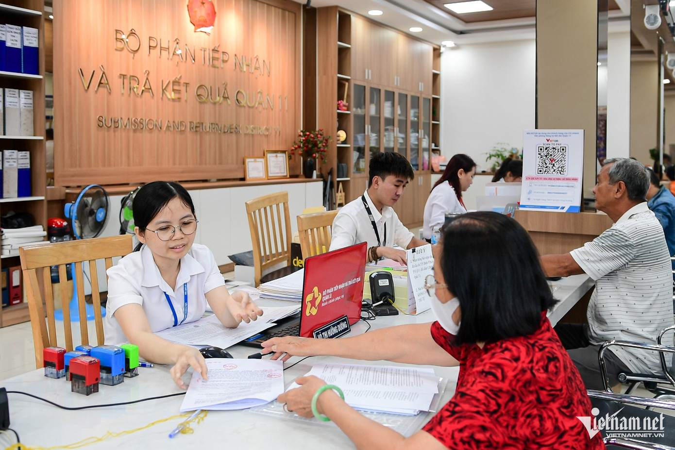 Chủ tịch UBND quận 11 Nguyễn Trần Bình cho biết, quận đã bố trí đội ngũ cán bộ, công chức phối hợp với viên chức phường tham gia Trung tâm Hành chính công, đảm bảo việc giải quyết thủ tục hành chính không gián đoạn. Quận cũng rà soát quy trình, phân công rõ nhiệm vụ và tổ chức tập huấn sớm cho toàn bộ đội ngũ. Hiện các Trung tâm Hành chính công tại 4 phường bố trí 12-16 công chức xử lý thủ tục theo thẩm quyền được giao.