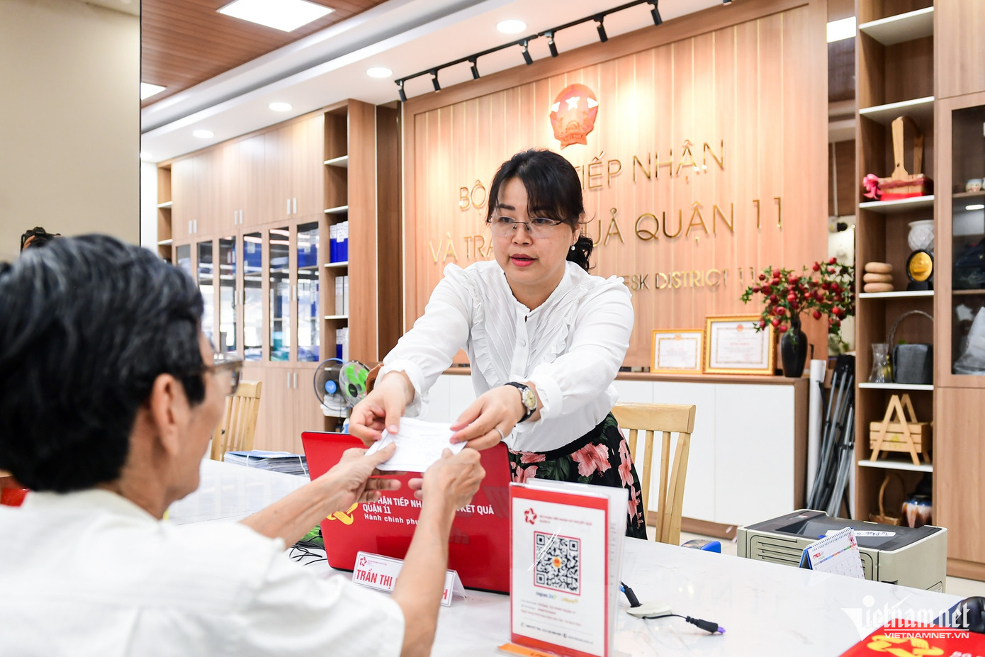 Chuyên viên Lê Thị Phương Thảo cho biết, chị đã được quận, phường hỗ trợ, tạo điều kiện, sẵn sàng nhận nhiệm vụ và phục vụ người dân.